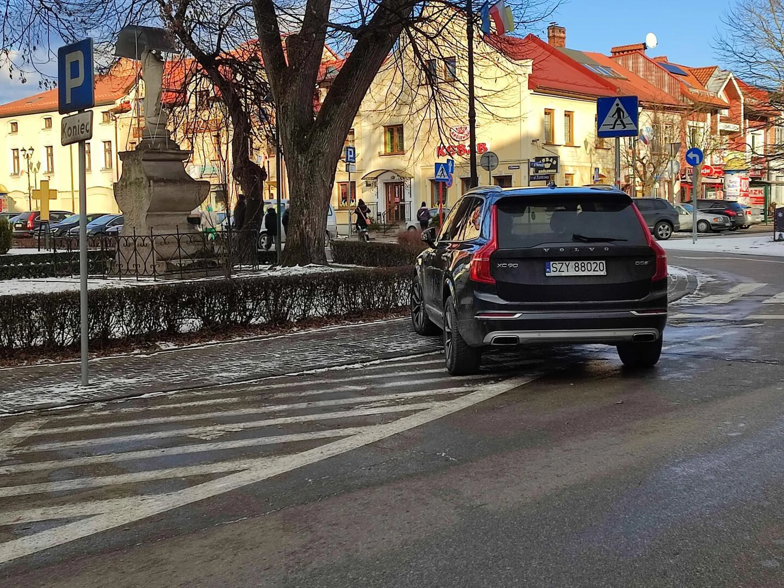 Zasłania przejście + parkowanie na zakazie.