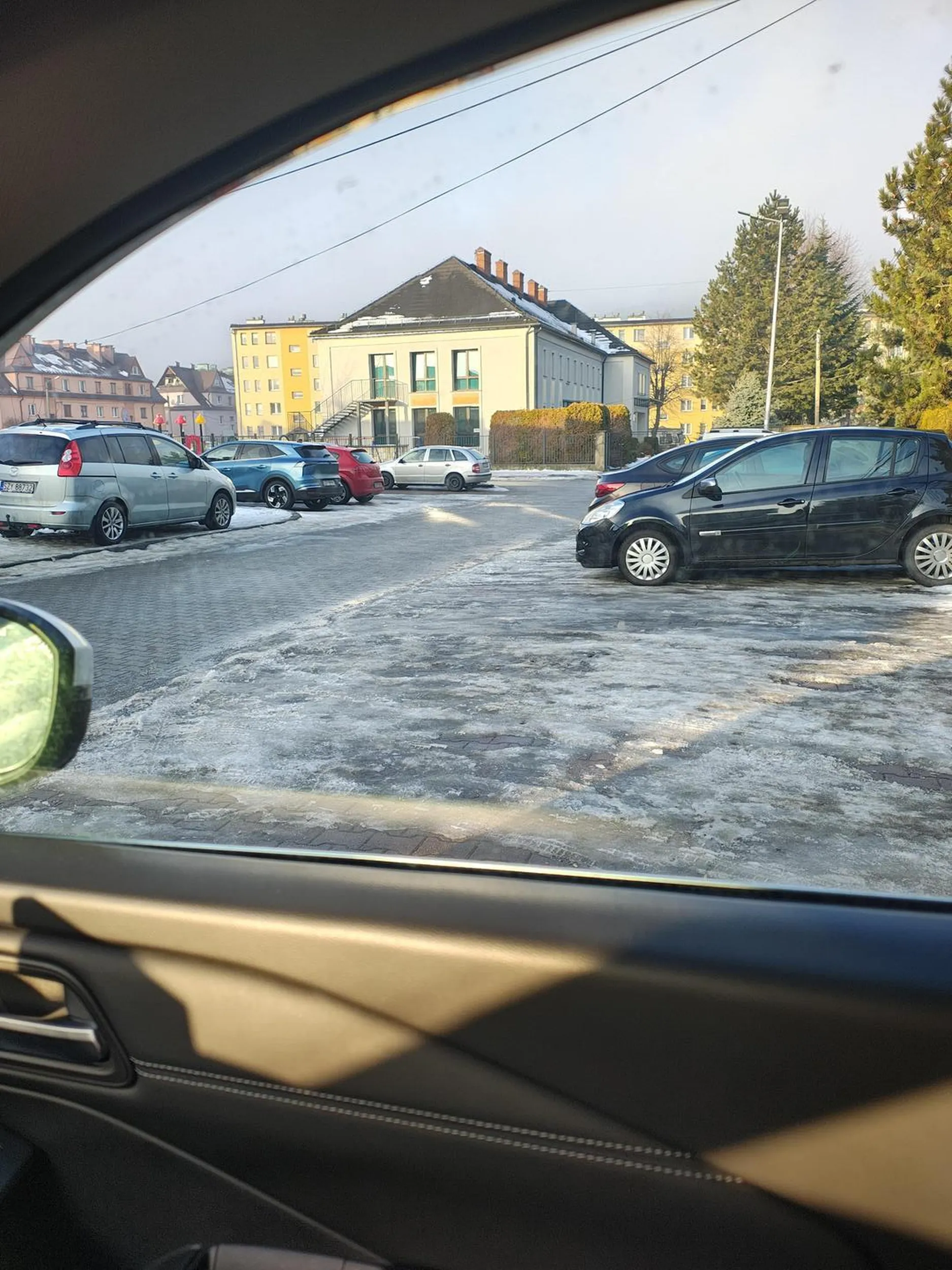 Stara babo, miałaś tyle miejsca, a wolałaś przejechać się po chodniku i go zablokować, by oszczędzić 5 metrów!