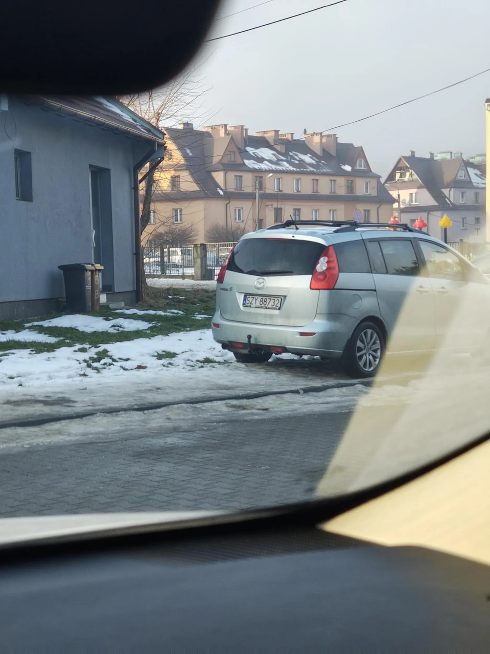Stara babo, miałaś tyle miejsca, a wolałaś przejechać się po chodniku i go zablokować, by oszczędzić 5 metrów!