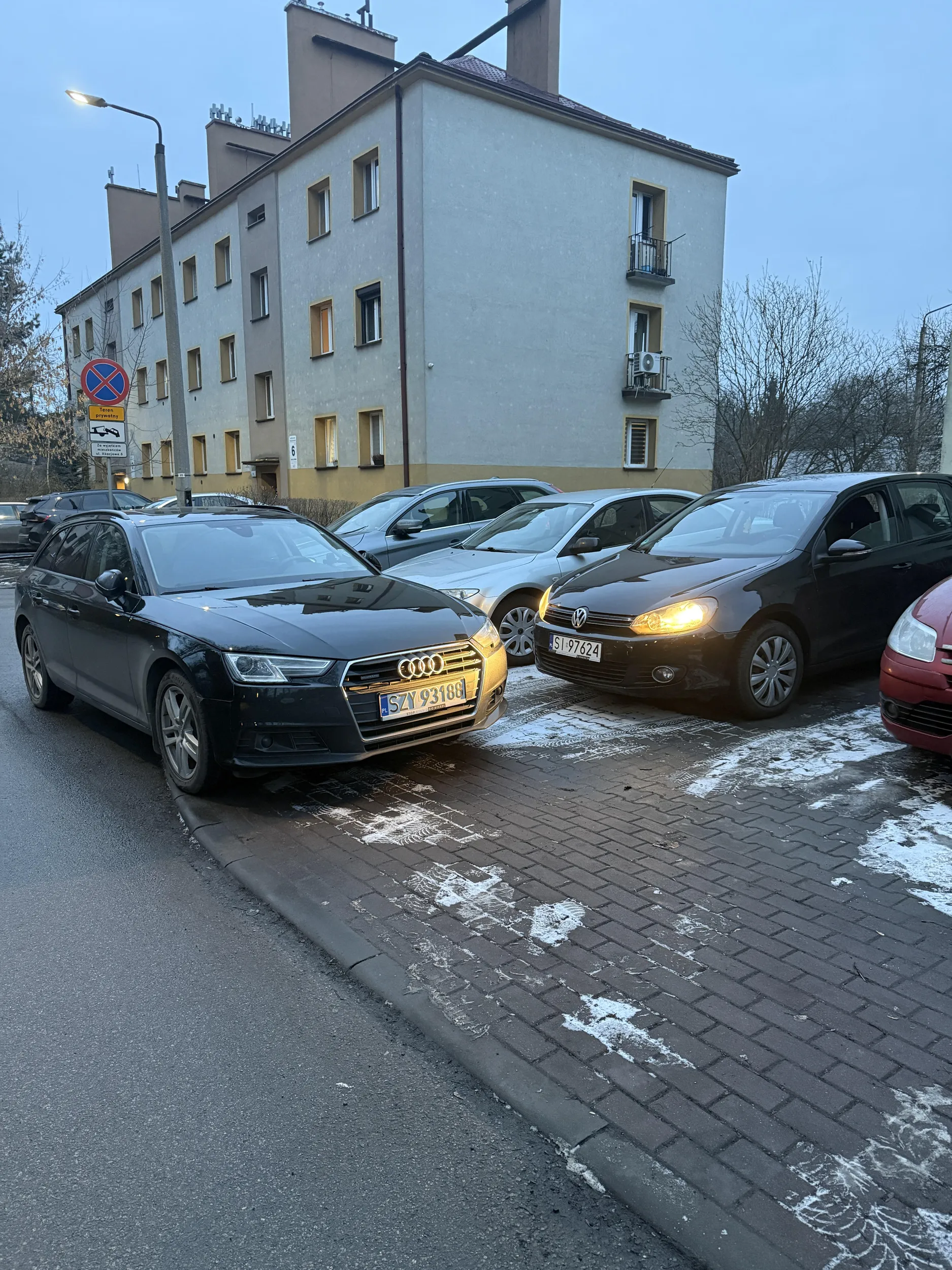 Parkuje blokując wyjazd innym pojazdom