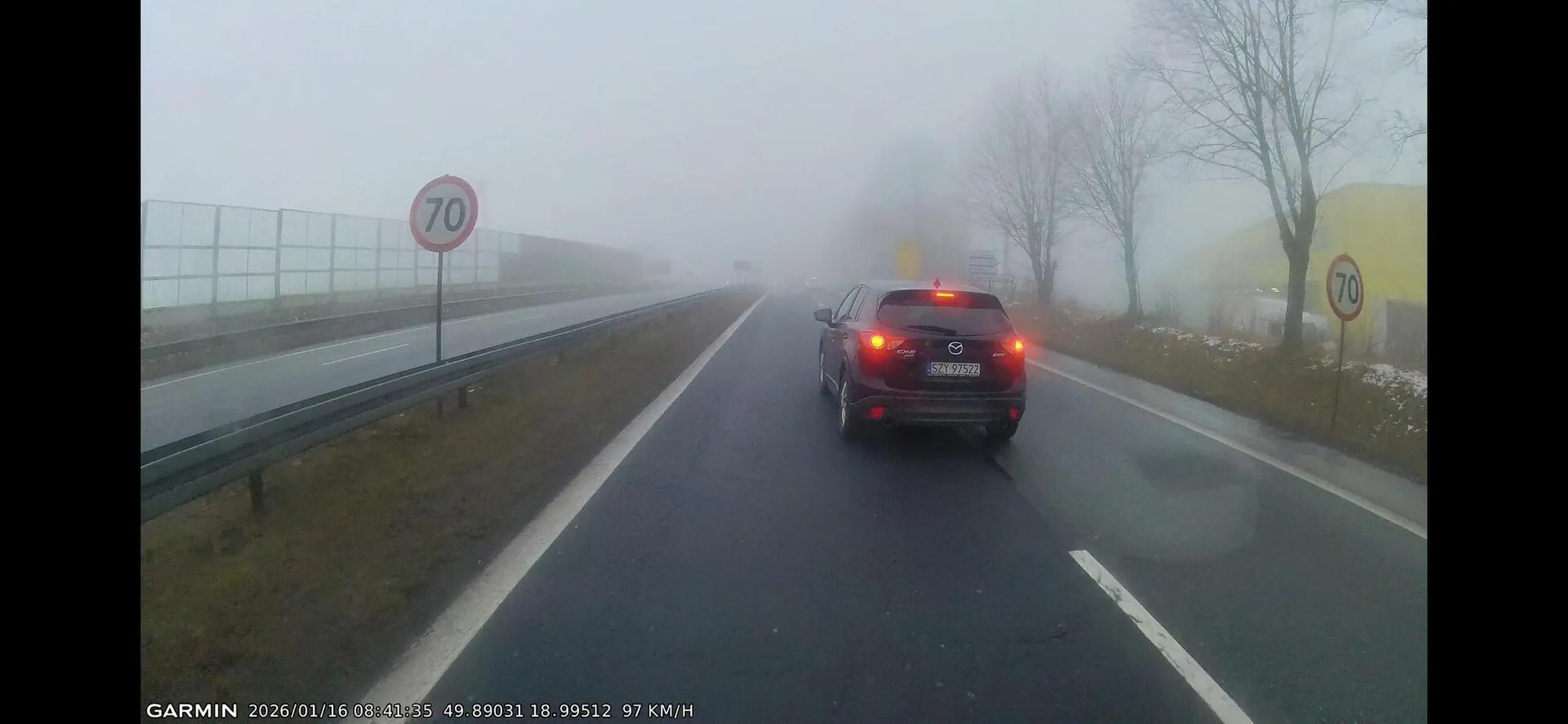 Wyprzedza z prawej zajeżdża i od razu hamuje