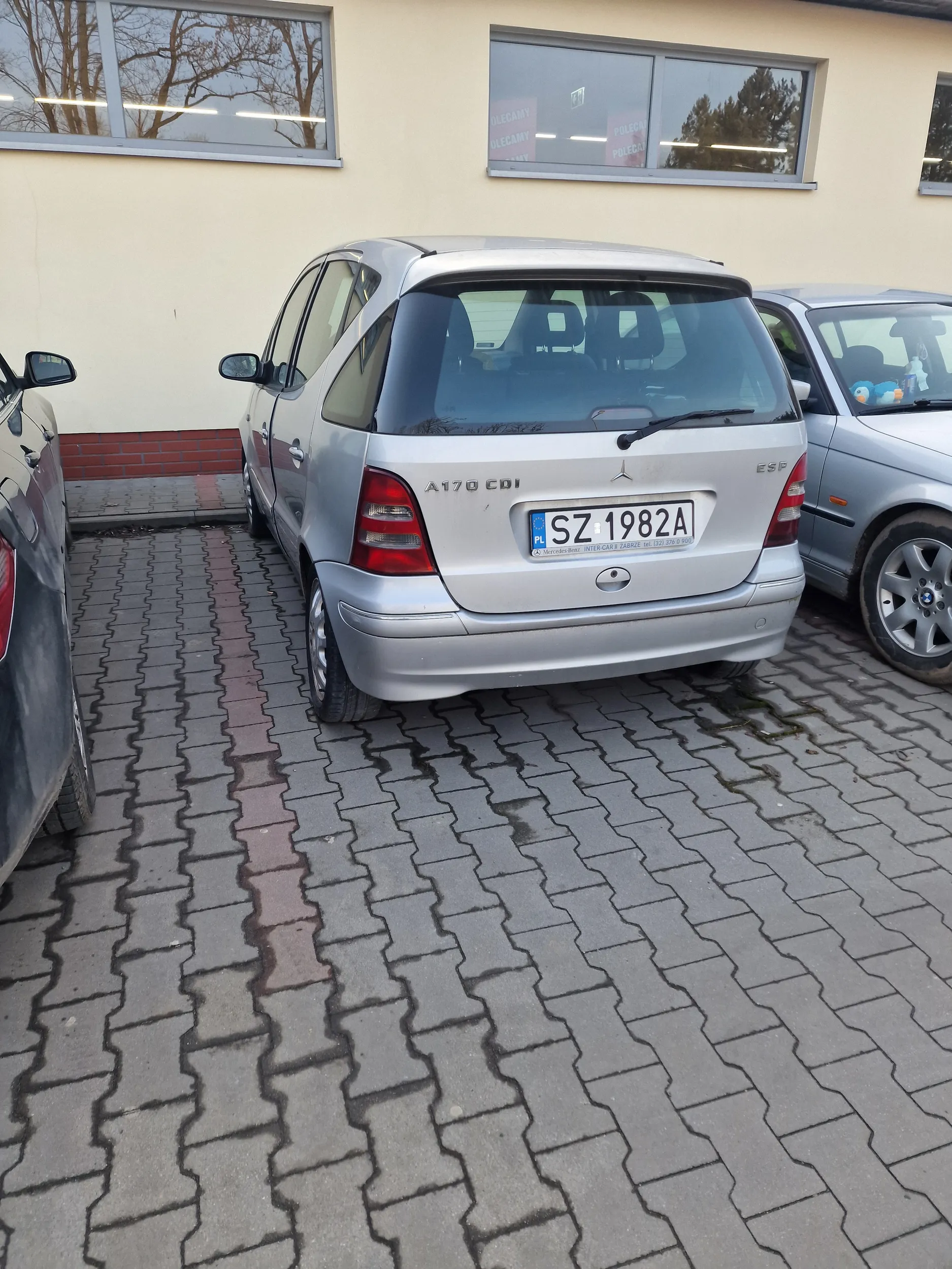 Przeparkuj tego złoma bo stoi tu już z rok