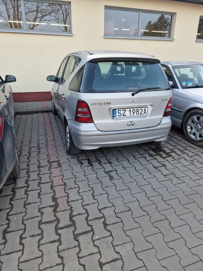 Przeparkuj tego złoma bo stoi tu już z rok