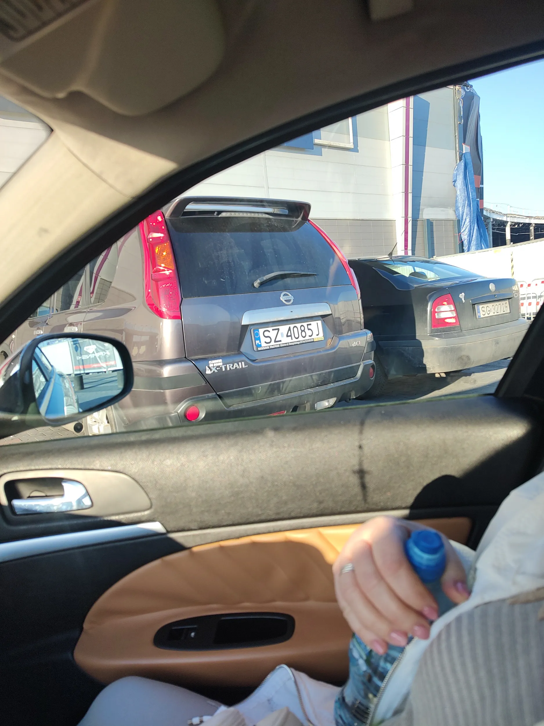 Królowa Sinsaya obija auta innym użytkownikom parkingu?? i drze mordę, że stoi w liniach