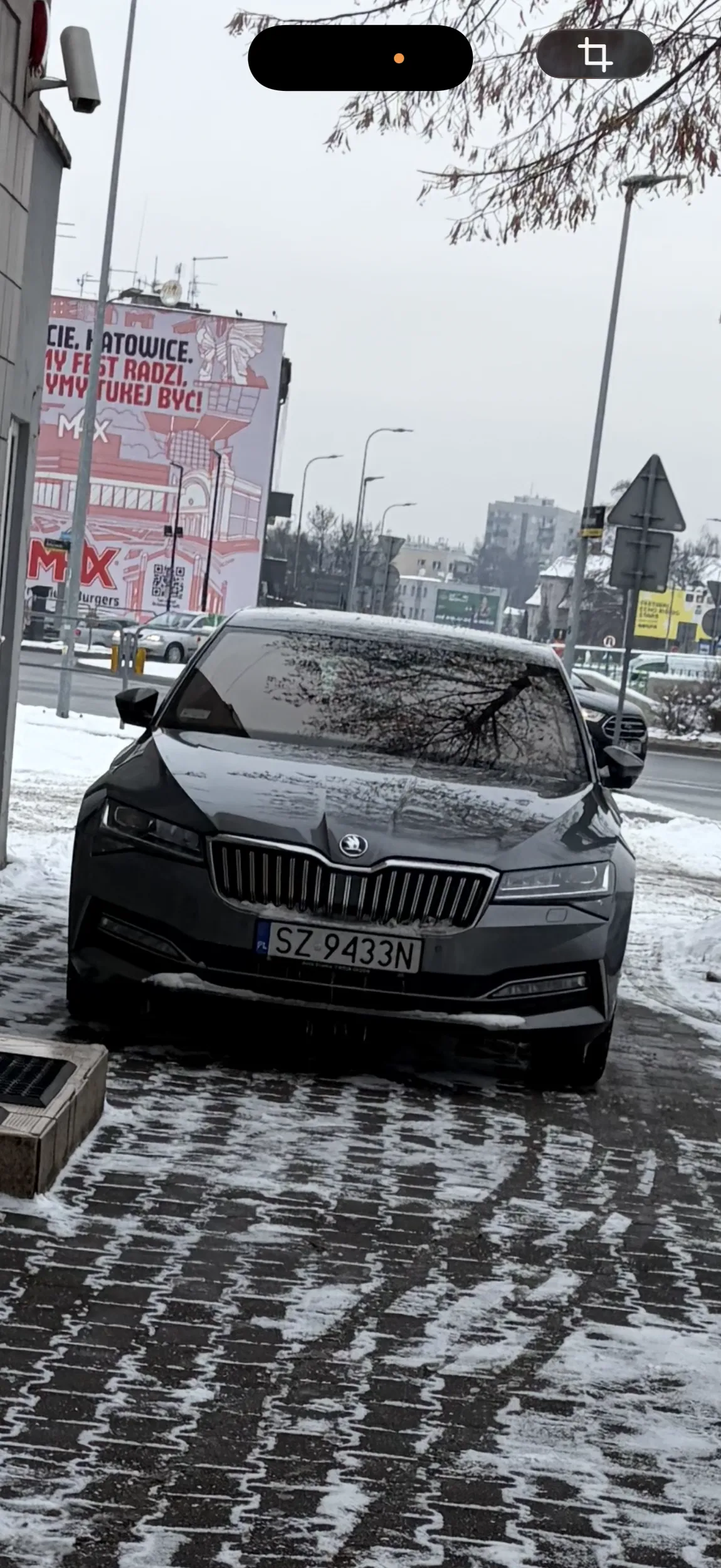 Zastawiła cały chodnik bo musiała pączka kupić