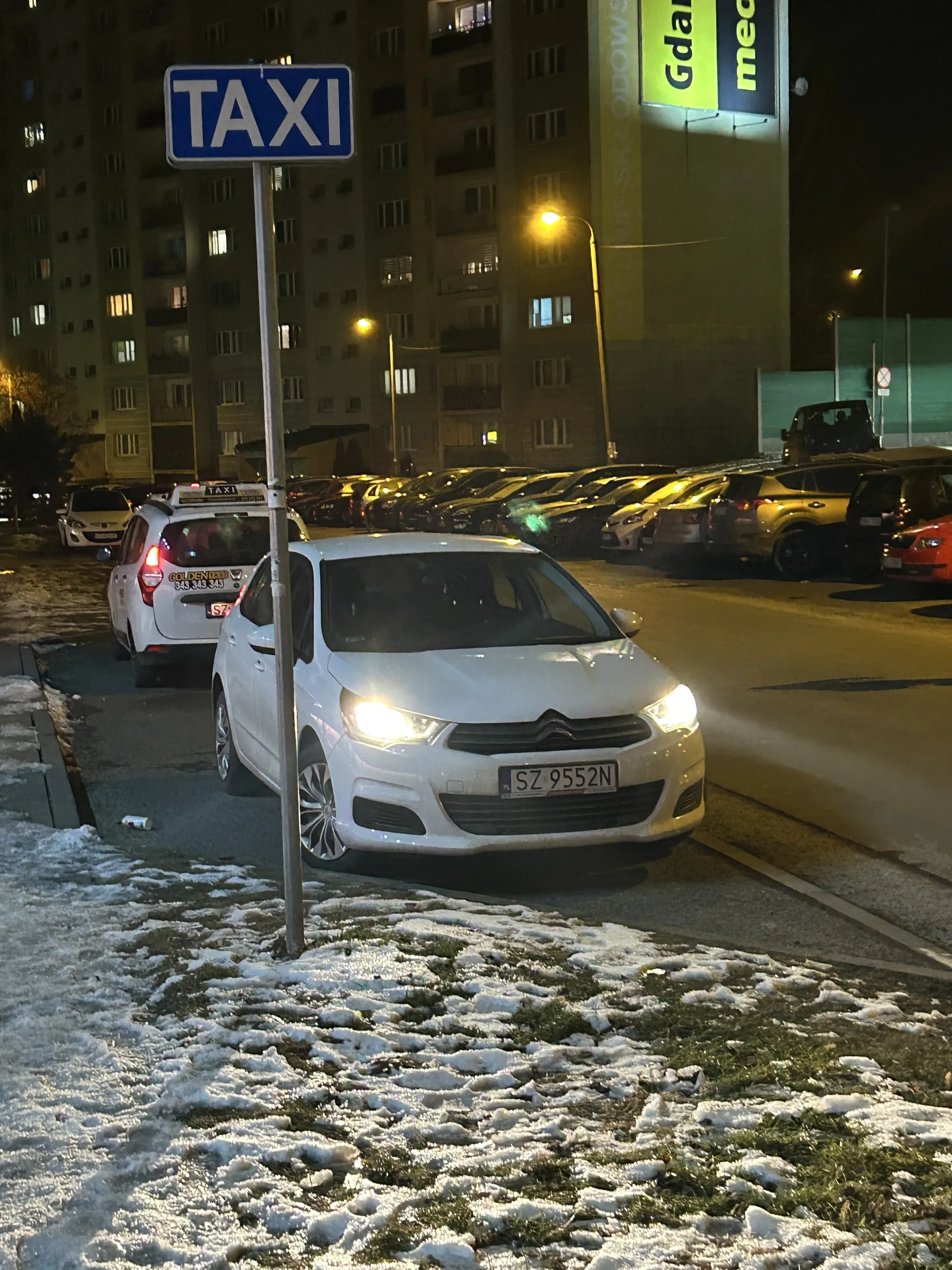 Stoi na parkingu taxi  gdzie nie jest taxi i wychodzi z żoną do sklepu