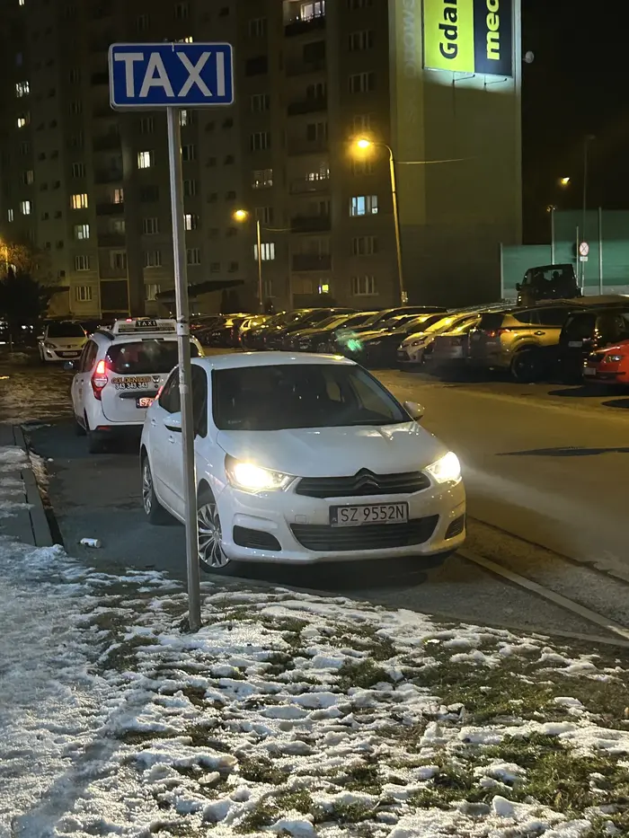 Stoi na parkingu taxi  gdzie nie jest taxi i wychodzi z żoną do sklepu