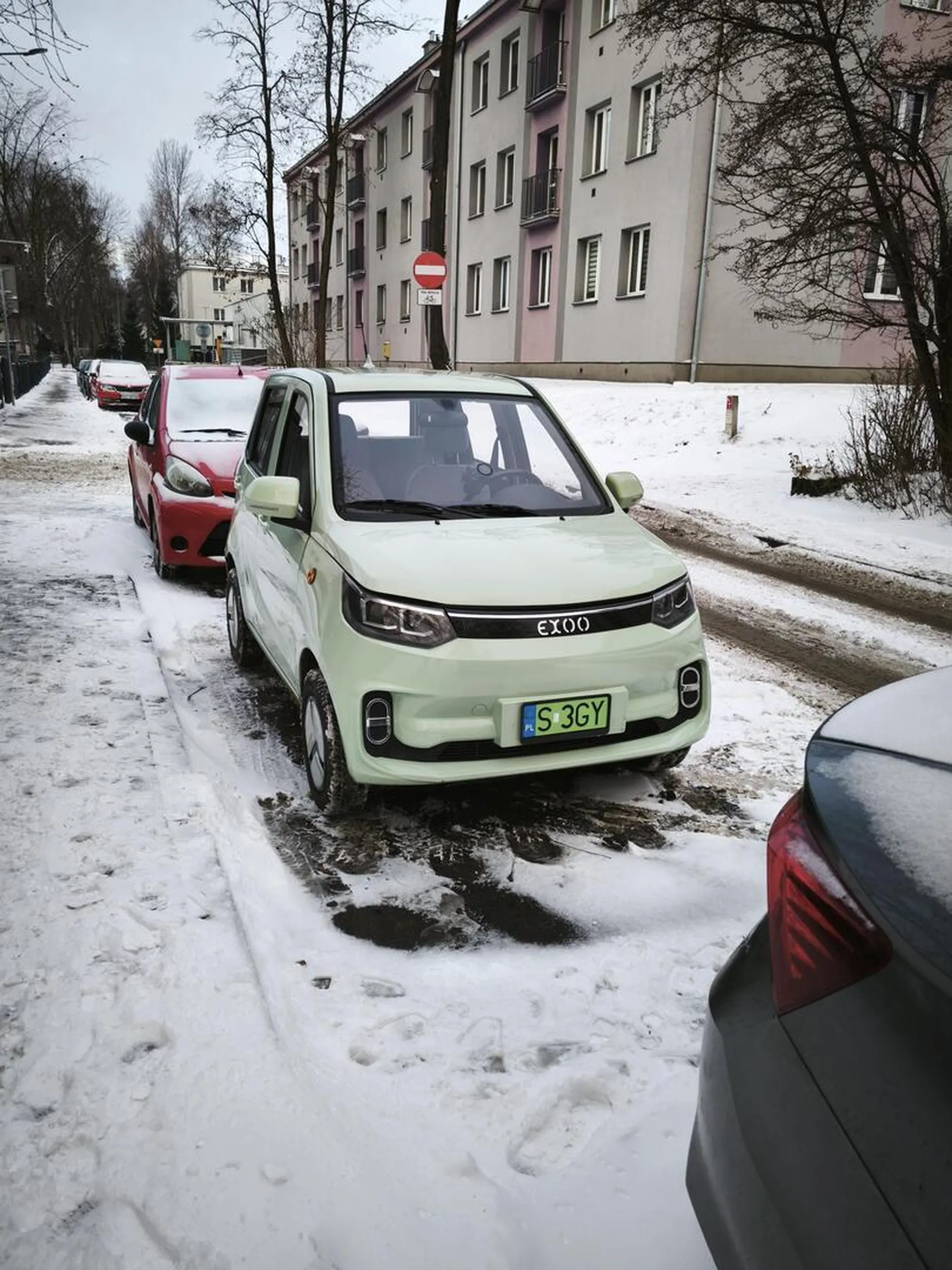 Przyjeżdża dziewczynka do szkoły tym czymś i zajmuje miejsca parkingowe mieszkańcom osiedla. Do tego parkuje w taki sposób, że po jej wyjechaniu, nie ma możliwości zaparkować normalnym autem. Parkuj sobie na terenie szkoły. A jak nie ma takiego miejsca to komunikacja miejska. Mieszkańcy też potrzebują zaparkować pod swoimi bo kami.