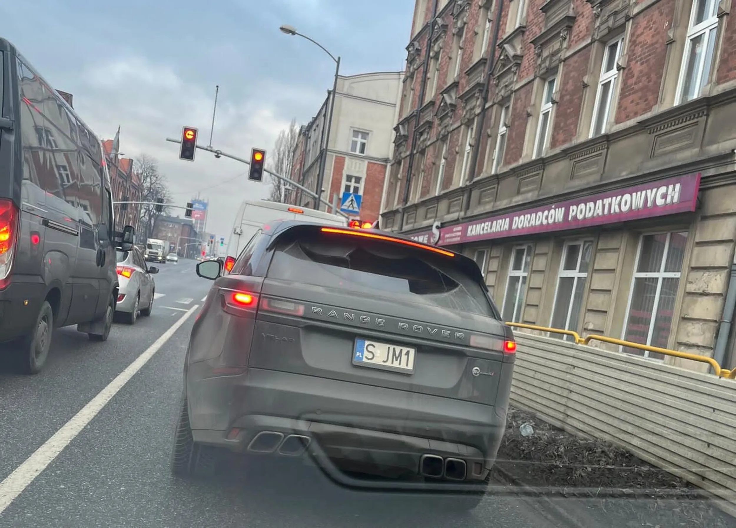 Świeci długimi w mieście, wyprzedza bez migaczy na podwójnej linii ciągłej, duże zagrożenie!!