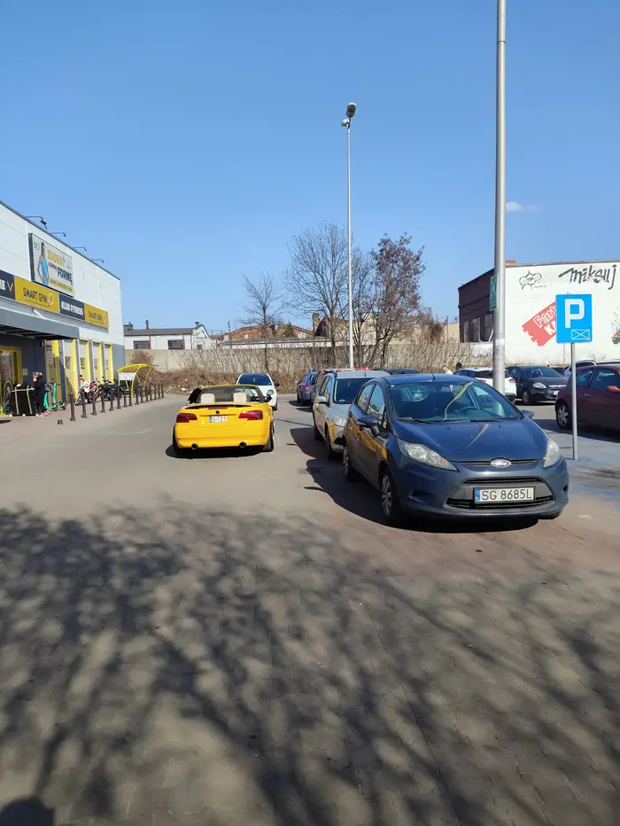 Właśnie że miejsce dla niepełnosprawnych znajduje się obok.