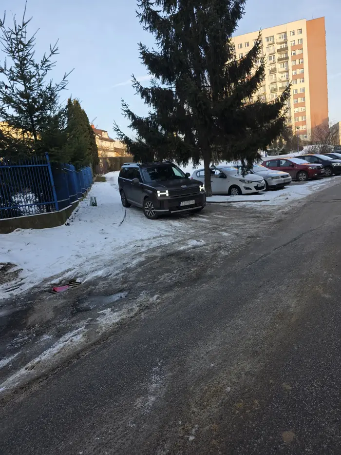 Świetne parkowanie przy ul Orkana 42 w Kielcach. Śpi w samochodzie na fotelu kierowcy a przy okazji zostawia cały chodnik. Foto robi może i dobre ale parkowanie niezbyt wychodzi.