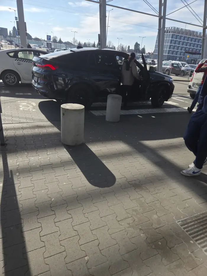 Musi się dowartościować blokując przejście