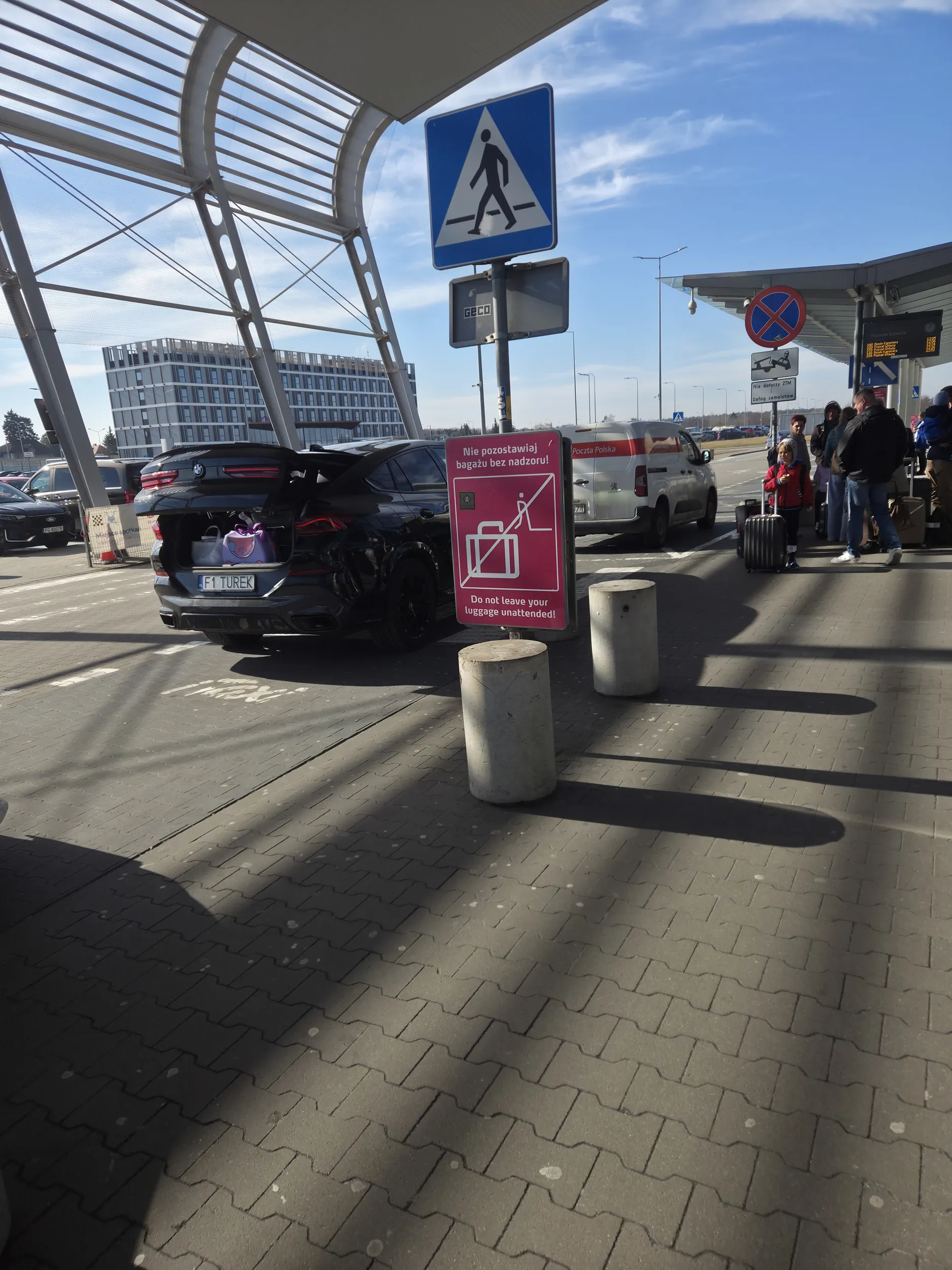 Musi się dowartościować blokując przejście