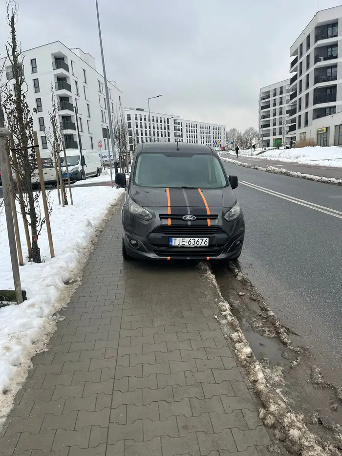 Zastawia notorycznie chodnik. Problem, żeby przejść z wózkiem.