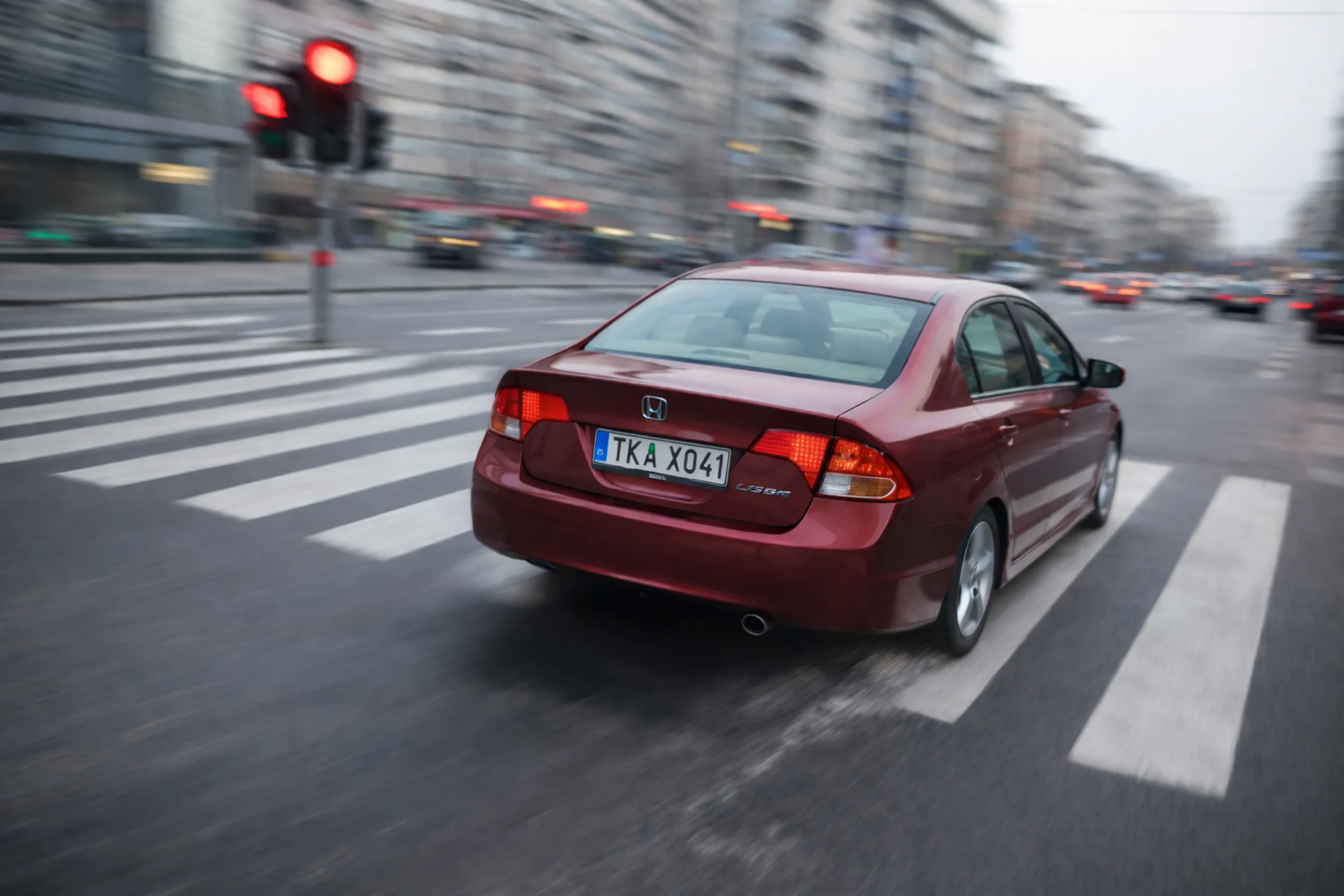 Niedzielny kierowca. Gazuje na czerwonym, nie zważa na ludzi na pasach. Prawko z chipsów