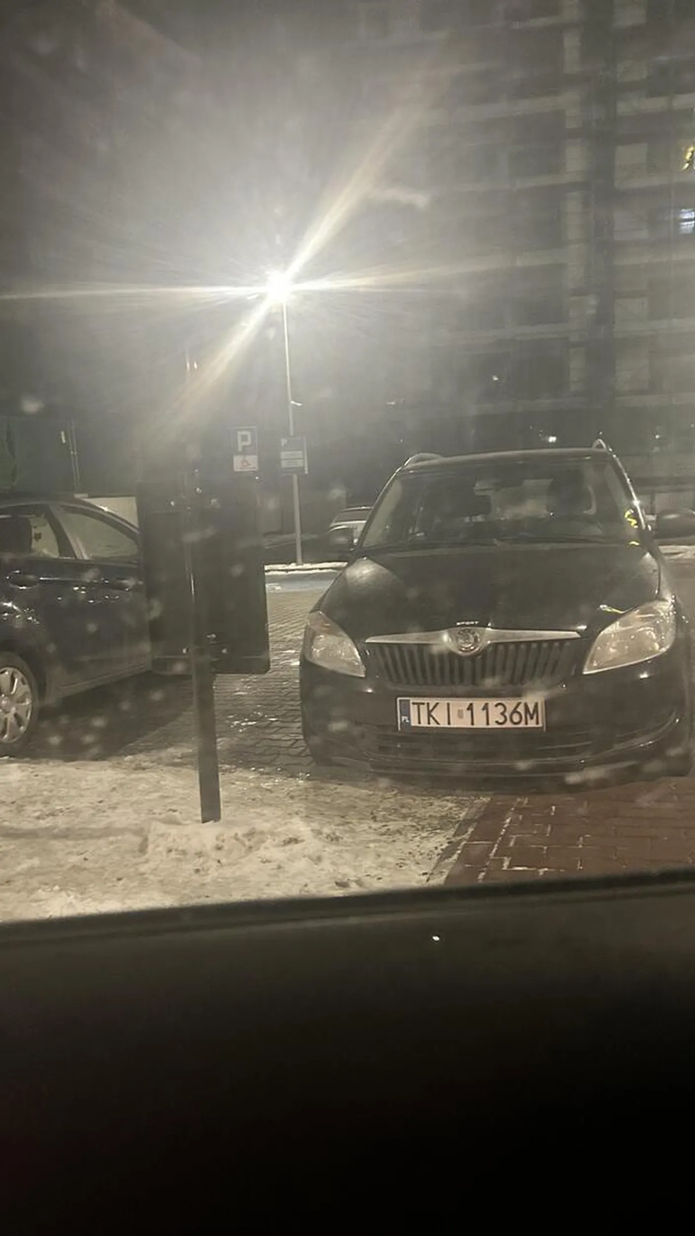 Naucz się parkować i czytać, że stanąłeś na dwóch miejscach to jeszcze zaparkowałeś na miejscu gdzie jest jak byk napisane (parkuj i odbierz) ale oczywiście trzeba jak najbliżej wejścia stanąć i iść do środka …