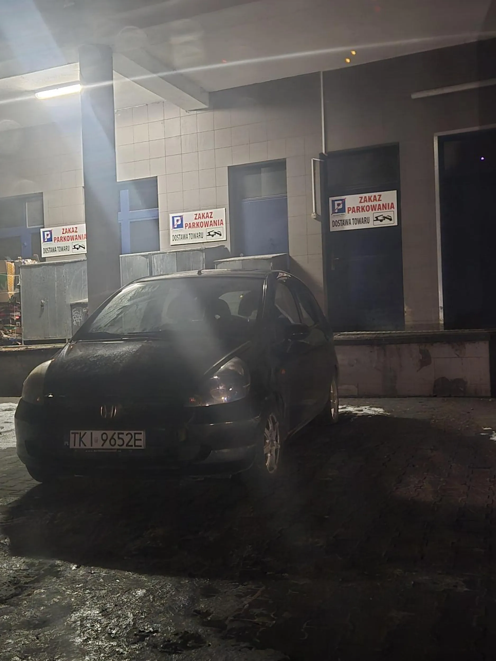 Baran parkuję na rampie dla dostawy zablokował