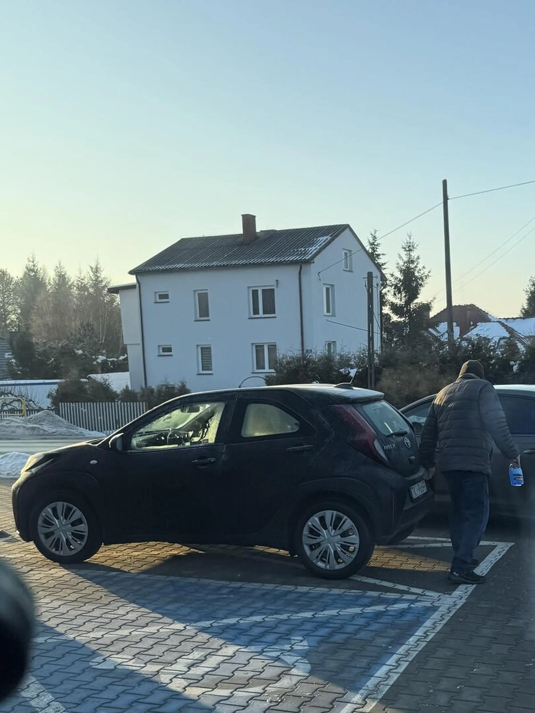 trochę więcej kultury, zwracasz uwagę a gbur zaczyna obrażać. tu brak miejsca do parkowania