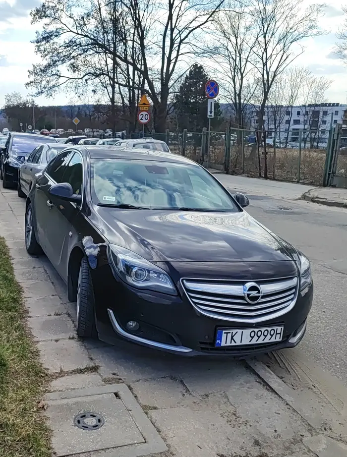 Brawo brawo. Parkowanie na całej szerokości chodnika tak, że nie da się przejść