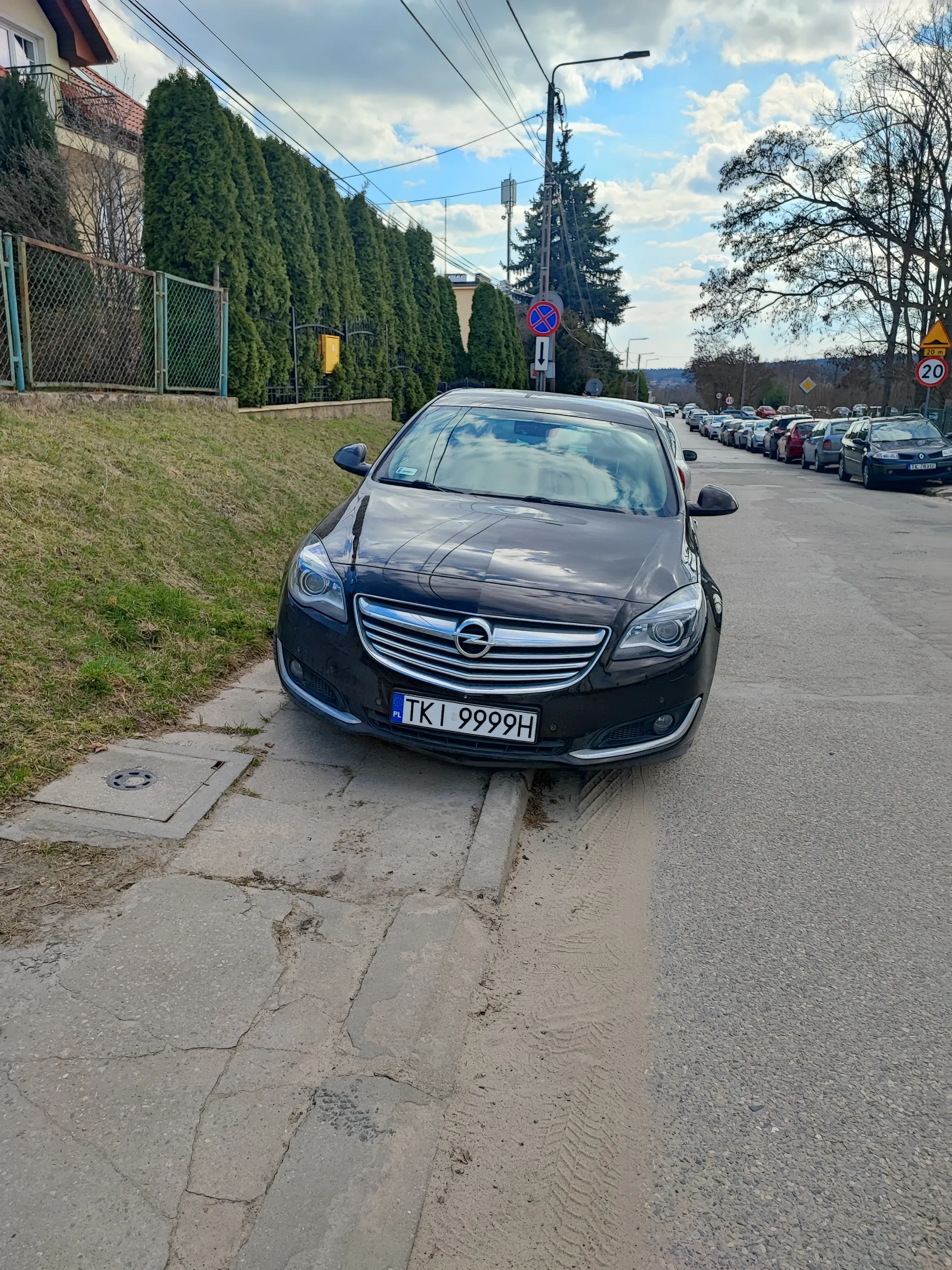 Brawo brawo. Parkowanie na całej szerokości chodnika tak, że nie da się przejść