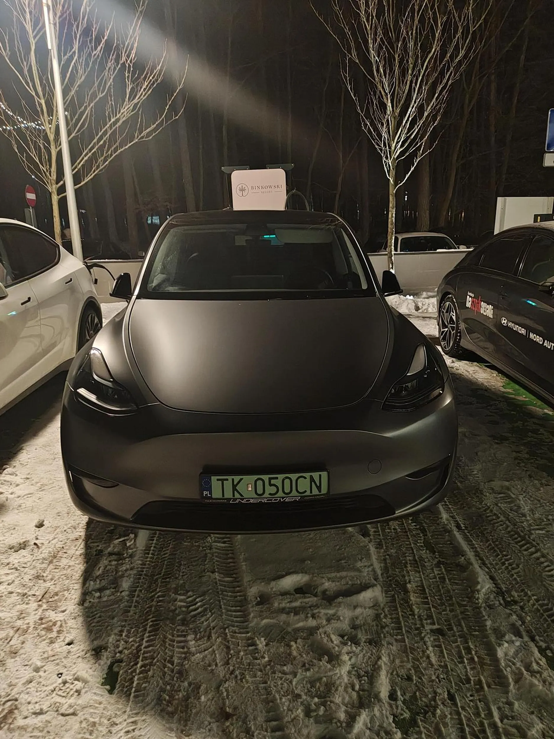 Staje na ładowarce, ale się nie ładuje, zabierając miejsce innym