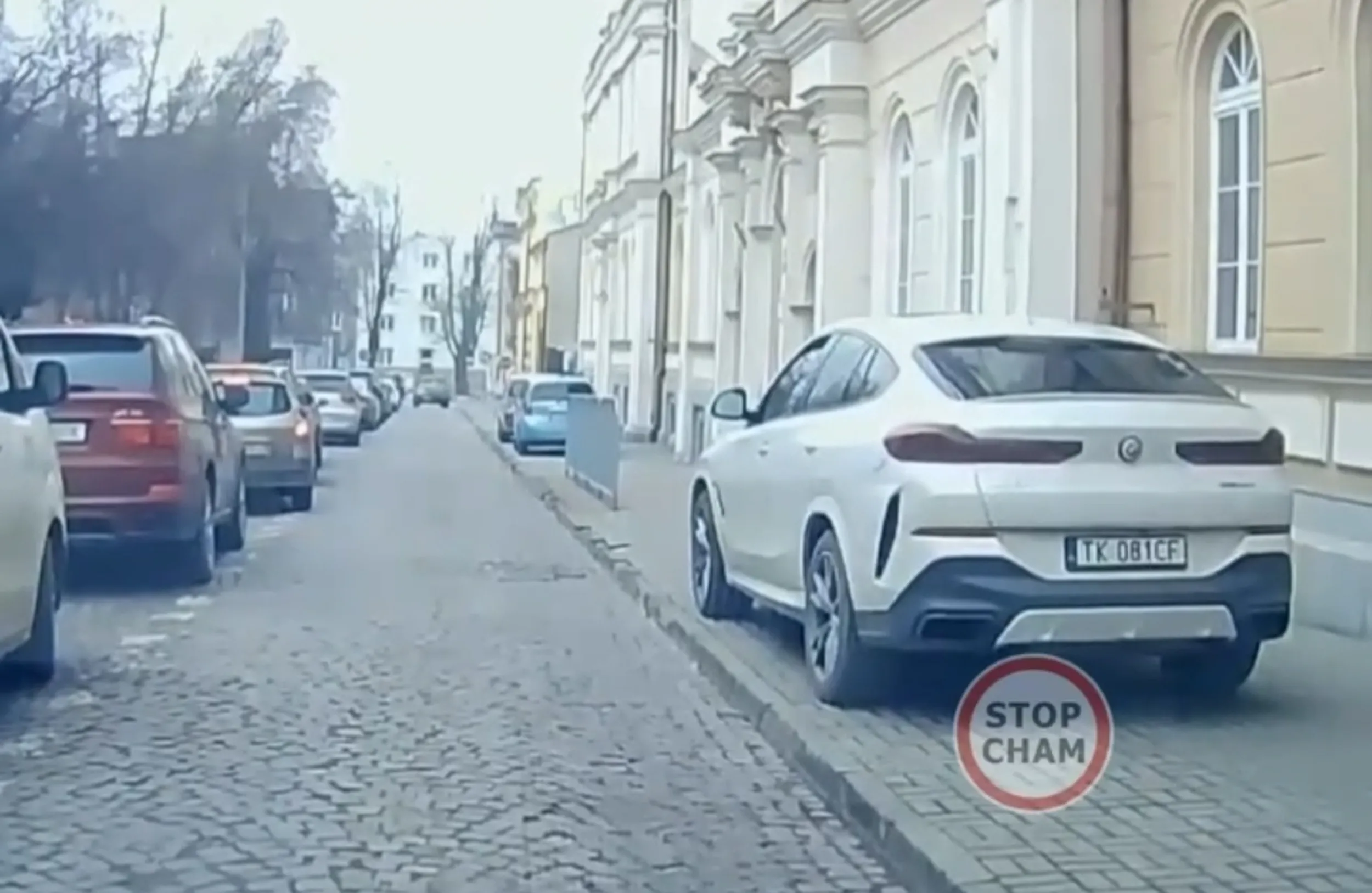 Jazda po chodniku = 1500 zł + 8 pkt. Próba rozjechania pieszego, dziecka?!? https://www.facebook.com/share/r/1CYGnxc3hv/