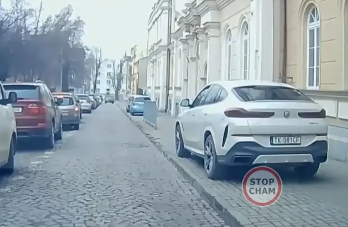 Jazda po chodniku = 1500 zł + 8 pkt. Próba rozjechania pieszego, dziecka?!? https://www.facebook.com/share/r/1CYGnxc3hv/