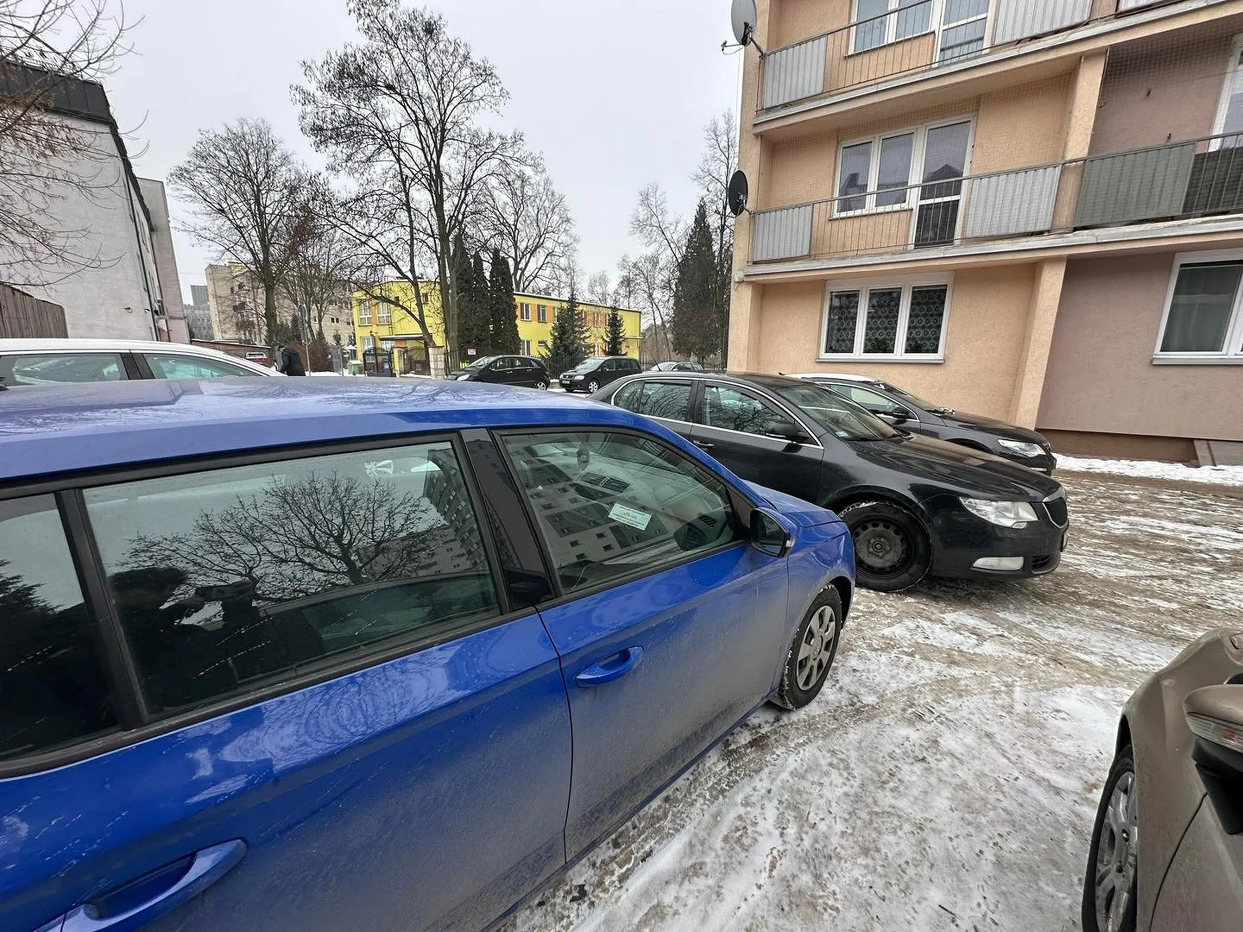 Nabierz trochę szacunku do ludzi którzy są młodsi od ciebie. Piękne parkowanie dzięki któremu nie mogłem wyjechać.