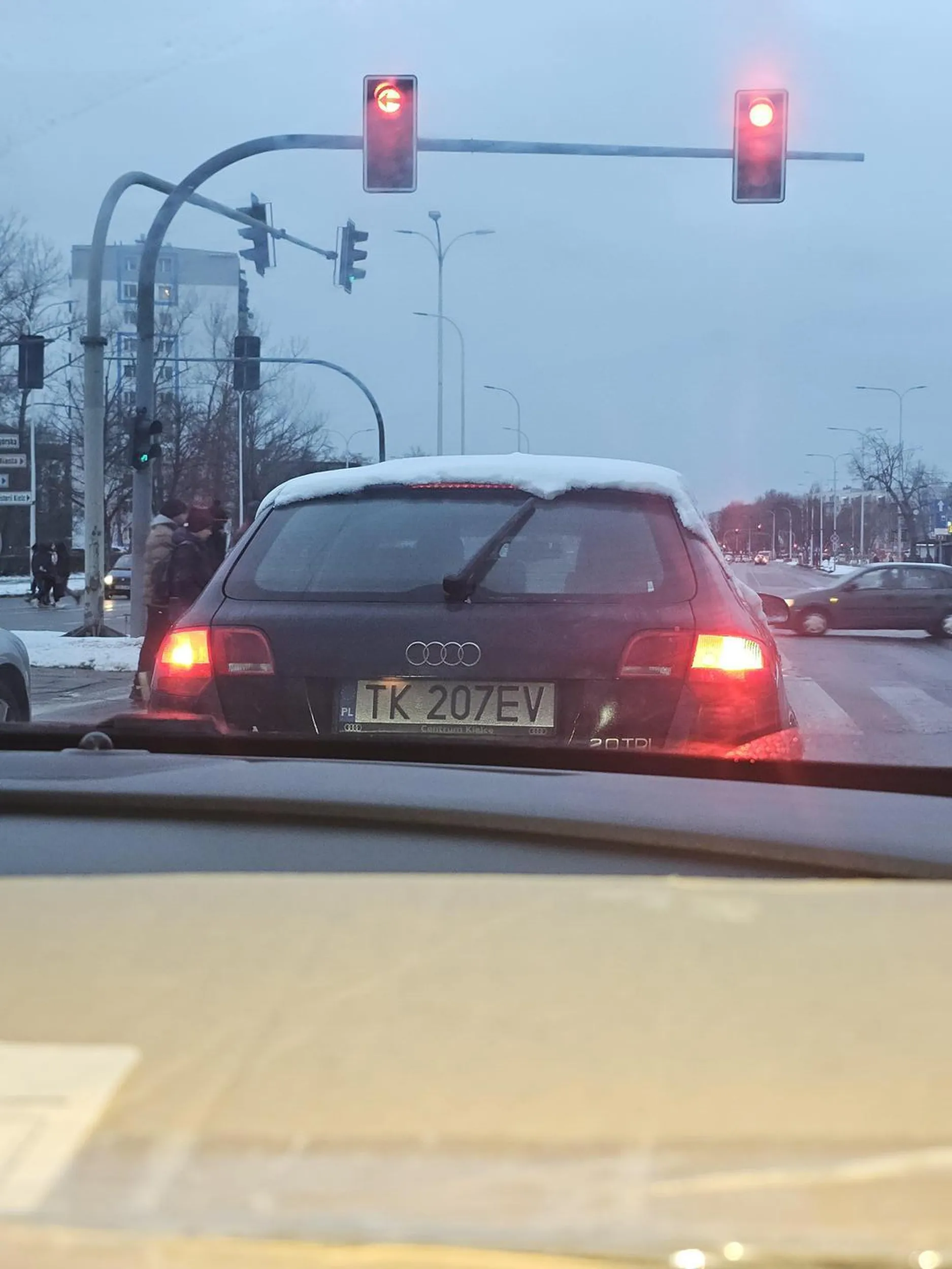 Dach się odśnieża bo tragedie można spowodować.