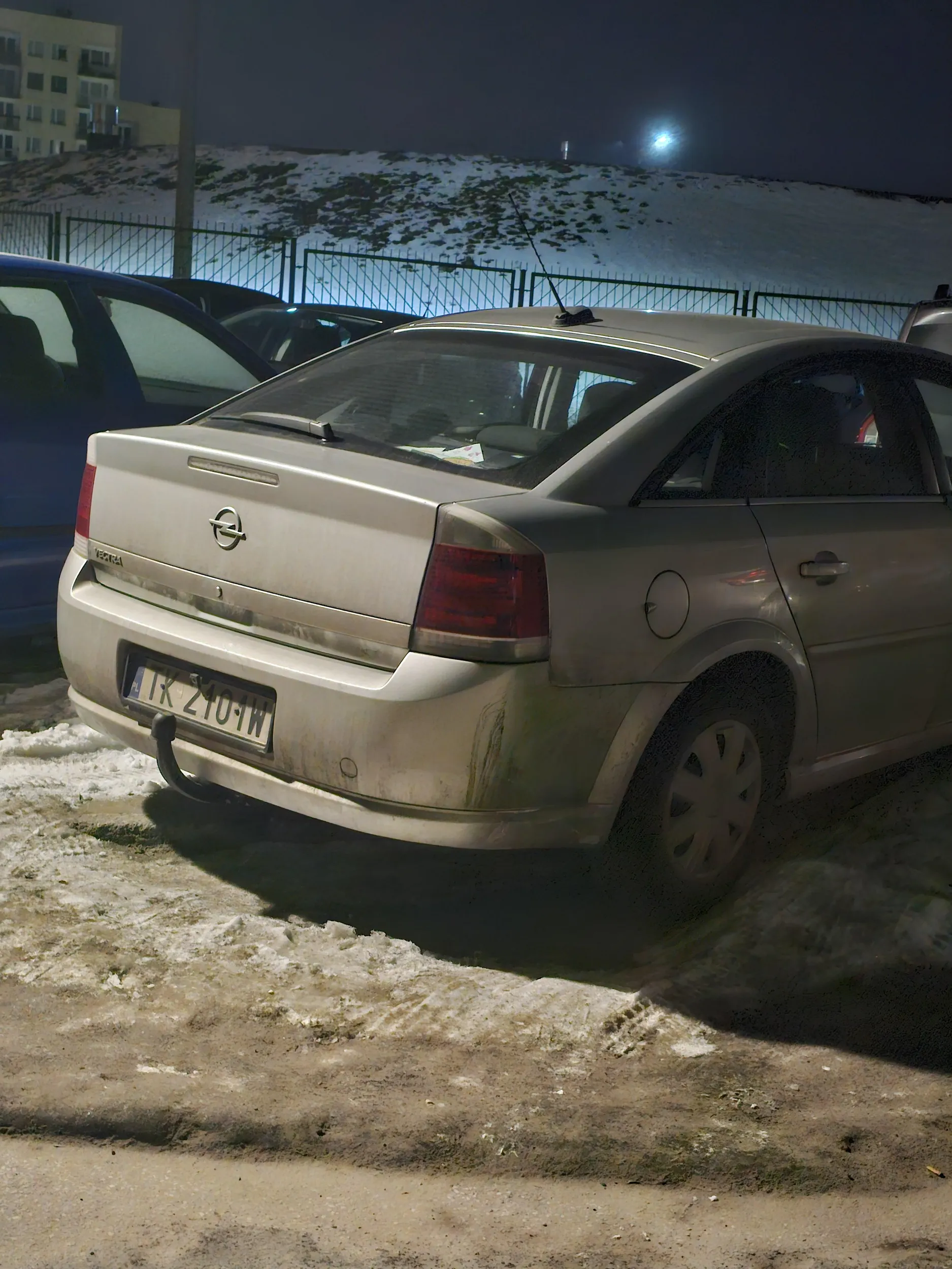 Opryskliwy typ, wpierdala się tym szrotem w miejsce na chama i pyskuje.