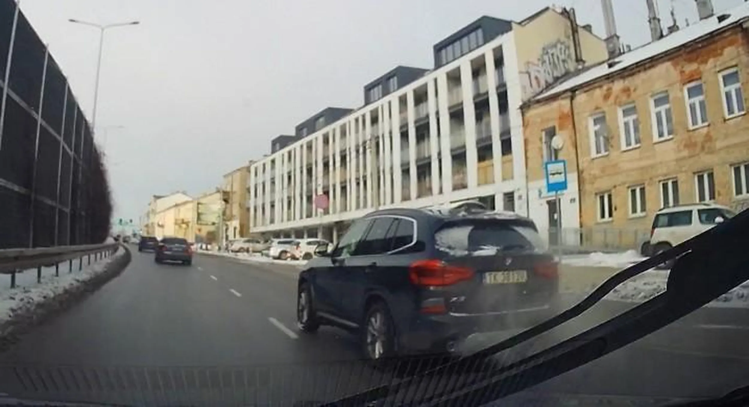 Chłopoczyna nie ogarnia jak sie jeździ po rondzie i trąbi na jadących prawidłowo. Jezdzi bardzo nerwowo.