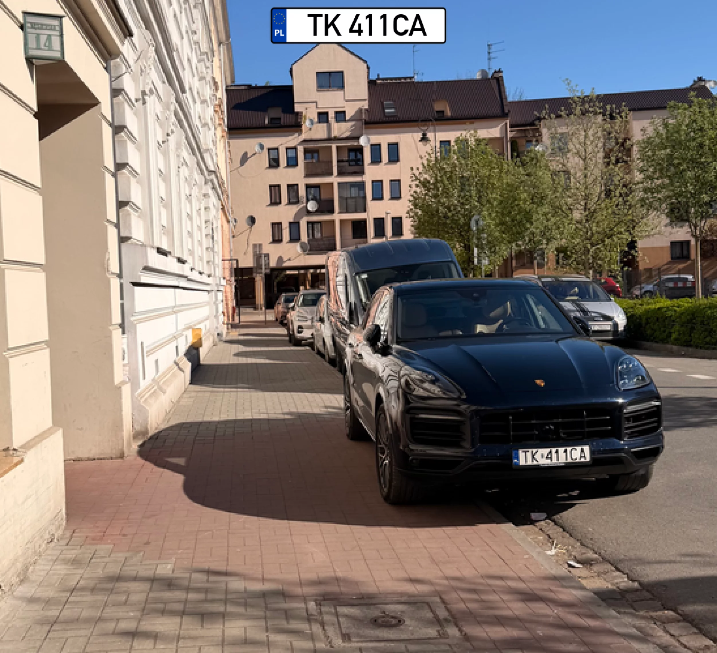 Stoi przed bramą a napisane! Wyjazd nie zastawiać. I tak czekam i czekam... Pajac