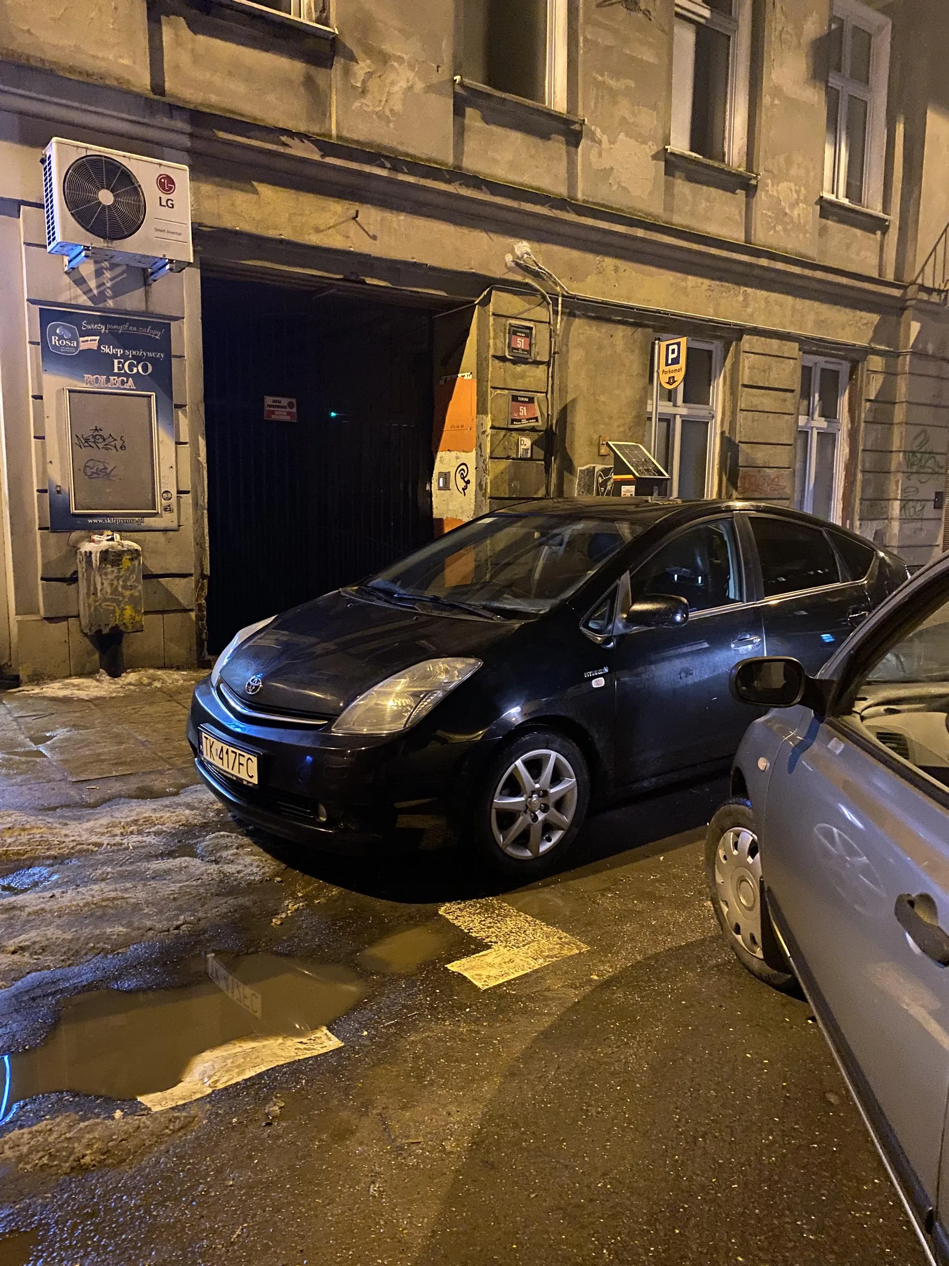 Ukraińska damusio naucz się parkować, jak można nie zauważyłam bramy i tabliczki zakaz parkowania, brama wjazdowa! Za dużo sobie pozwalacie