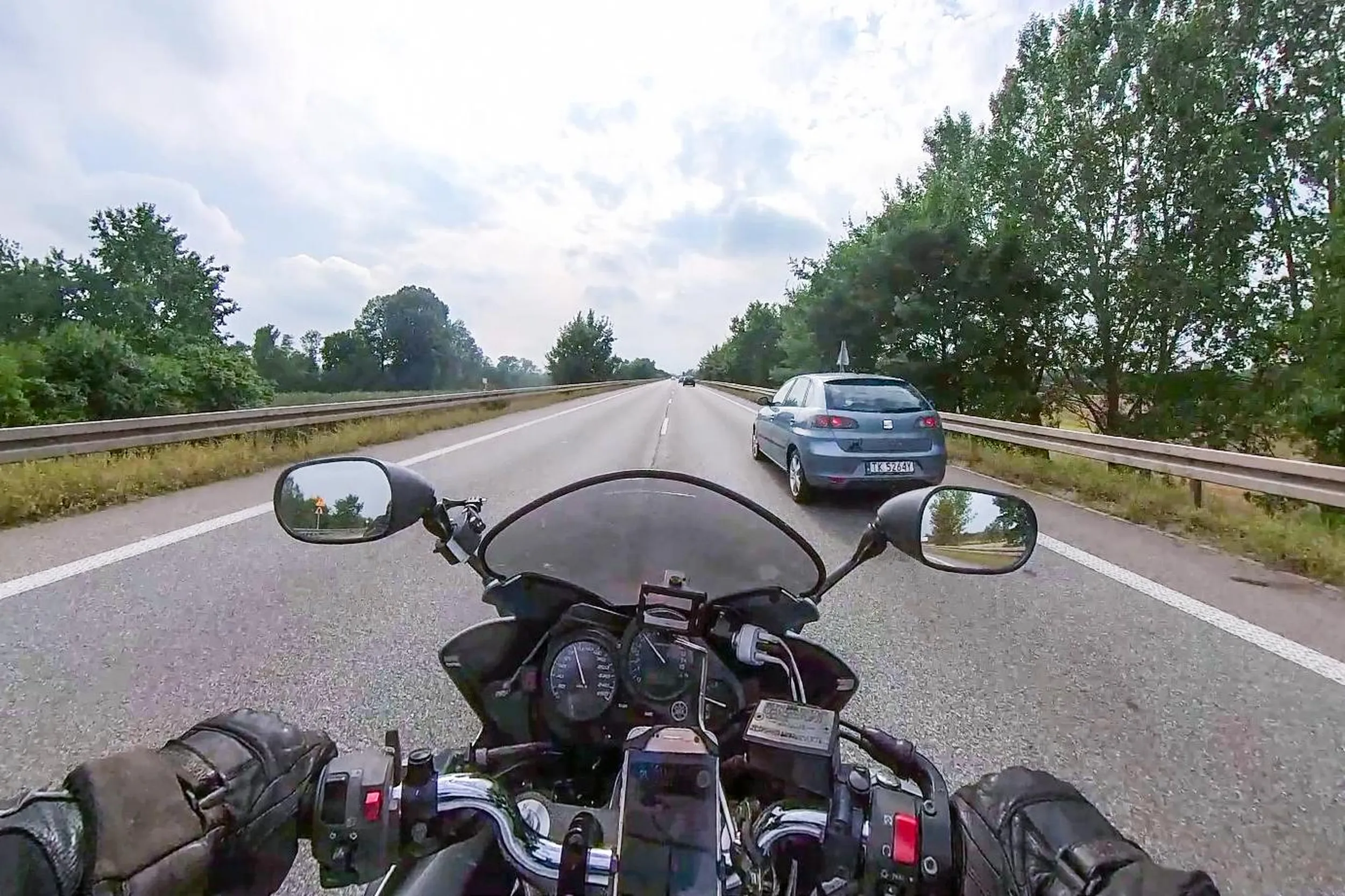 Uprzejmy kierowca względem motocyklistów - robi miejsce. Dziękuję i LwG!