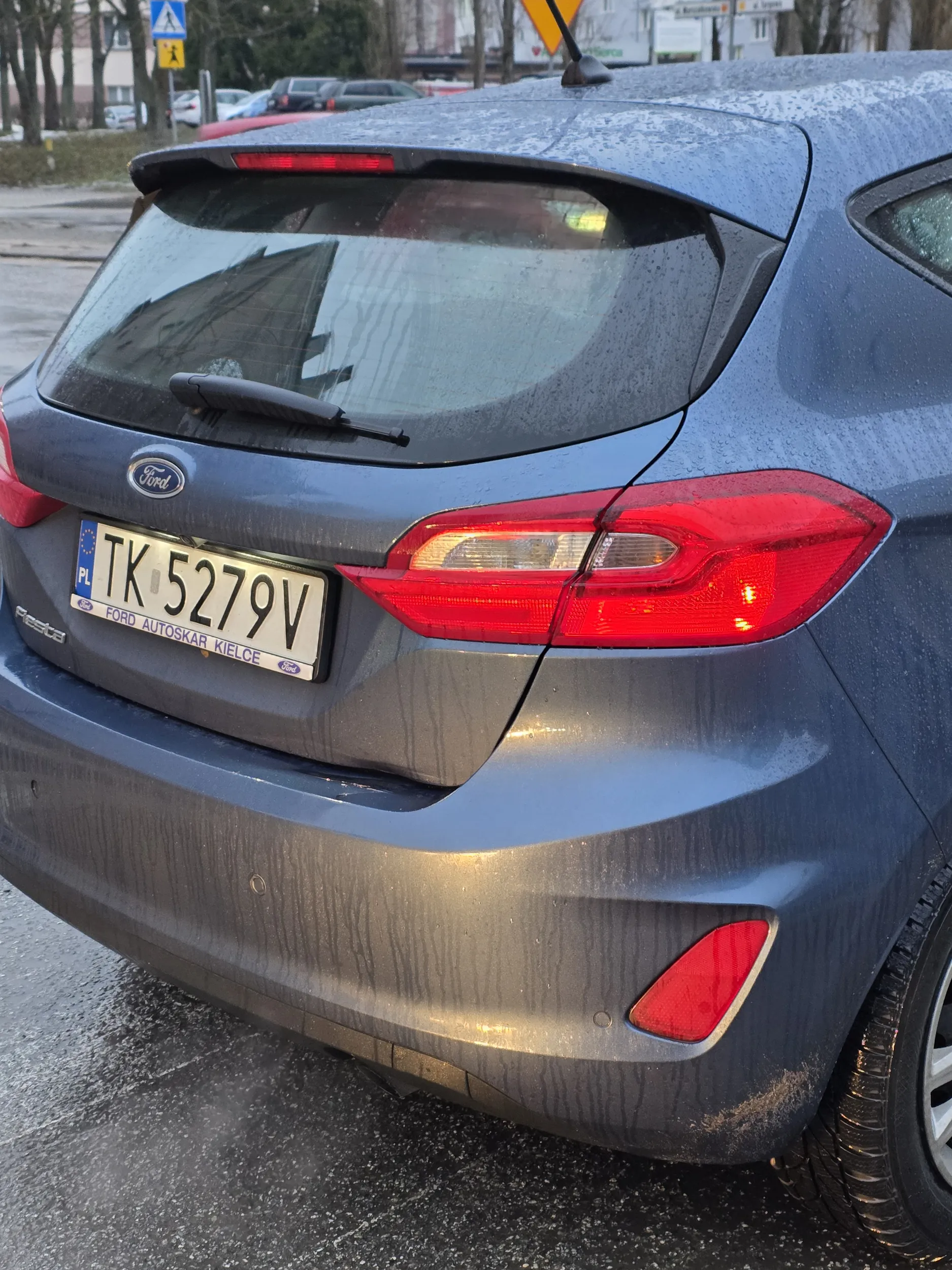 Uważajcie na starszego pana z tego auta. Kielce ul Pocieszka widząc że znajduje się już w połowie oznakowanego przejścia dla pieszych postanowił śmiało ruszyć do przodu, a co tam...