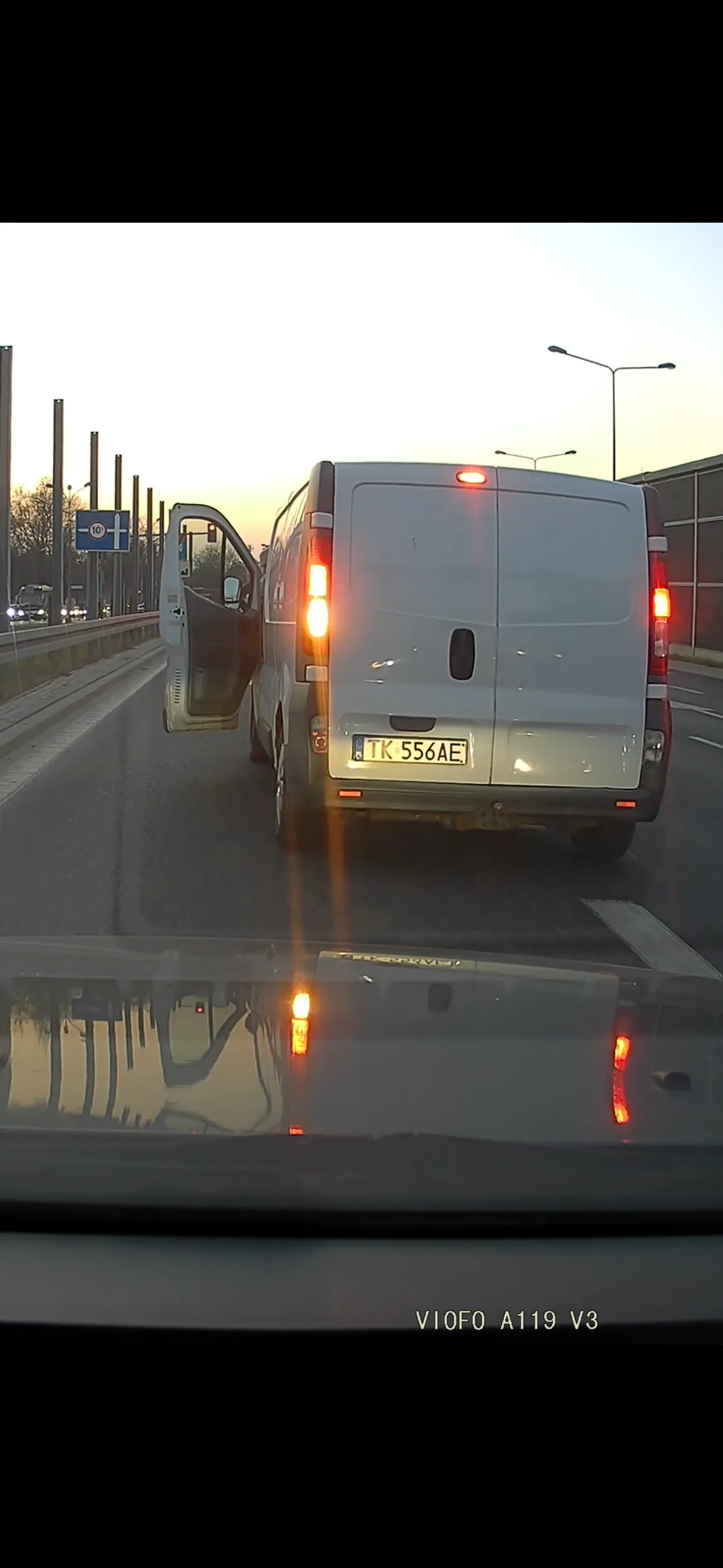 Agresor wjeżdża przed maskę po zwróceniu uwagi klaksonem otwiera drzwi i coś wykrzykuje