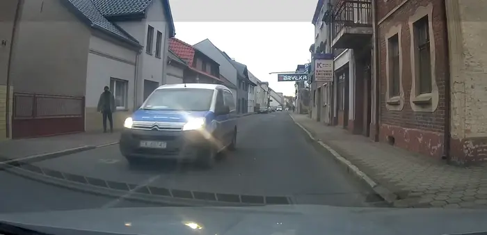 Kretyn środkiem drogi jeździ. Jakbym nie zjechał na krawężnik, to walnąłby we mnie.