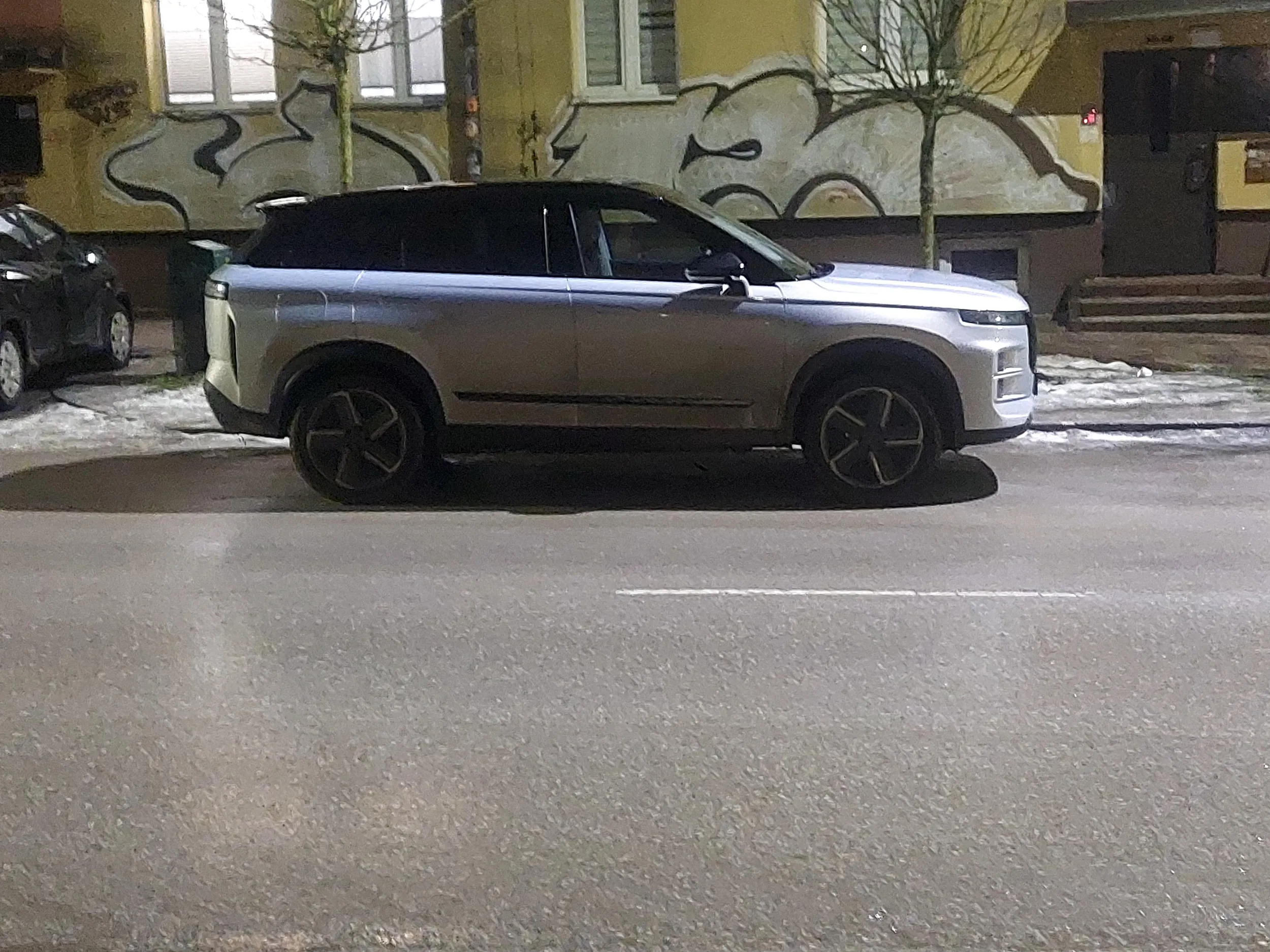 Gratuluje pięknego miejsca parkingowego, szkoda tylko nie widzę linii wyznaczających parking, to normalne. To normalna droga, nawet nie umowny przez ludzi parking