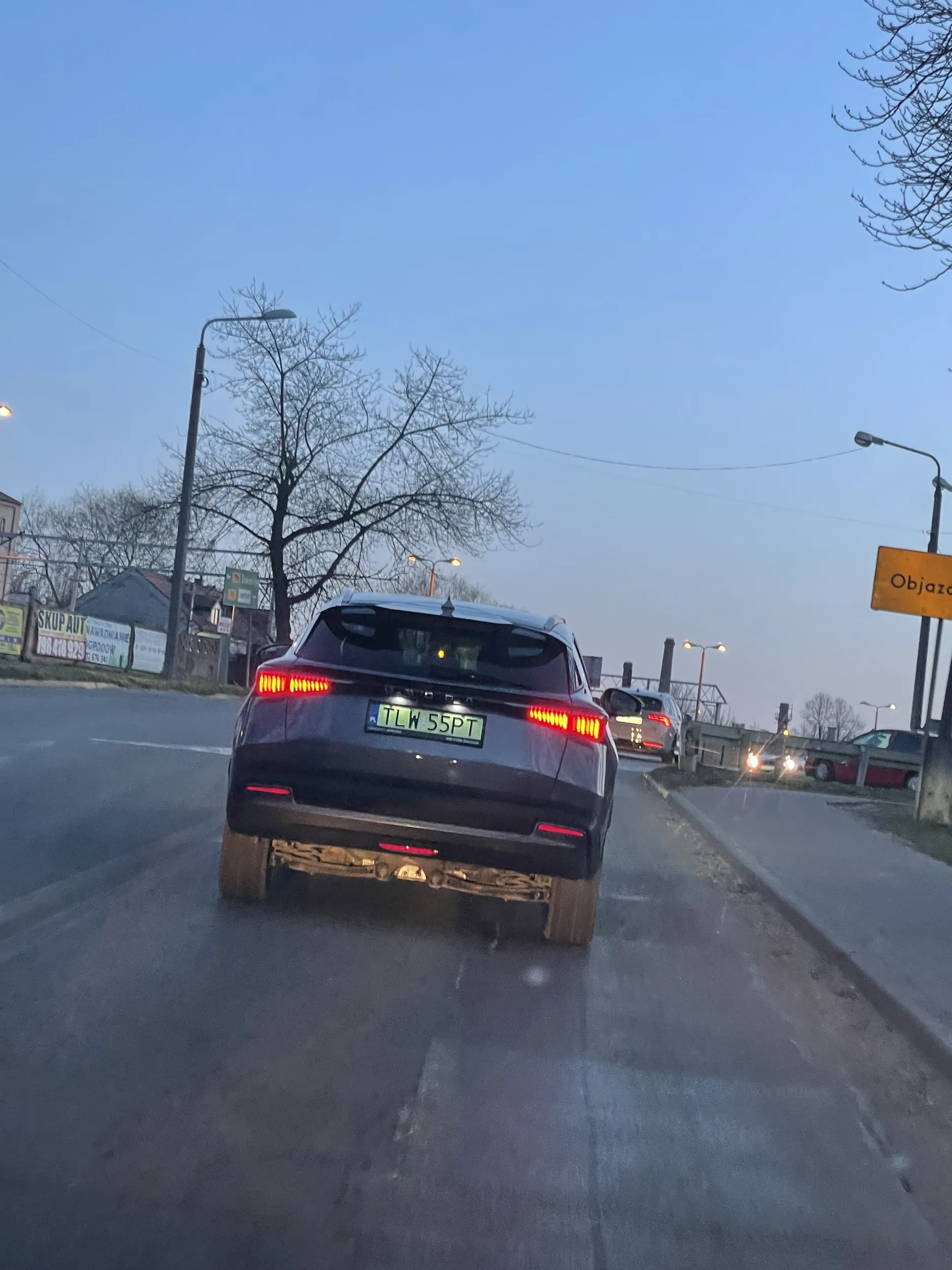 hamuje do 30 na godzine na prostej drodze jezdzi slalomem