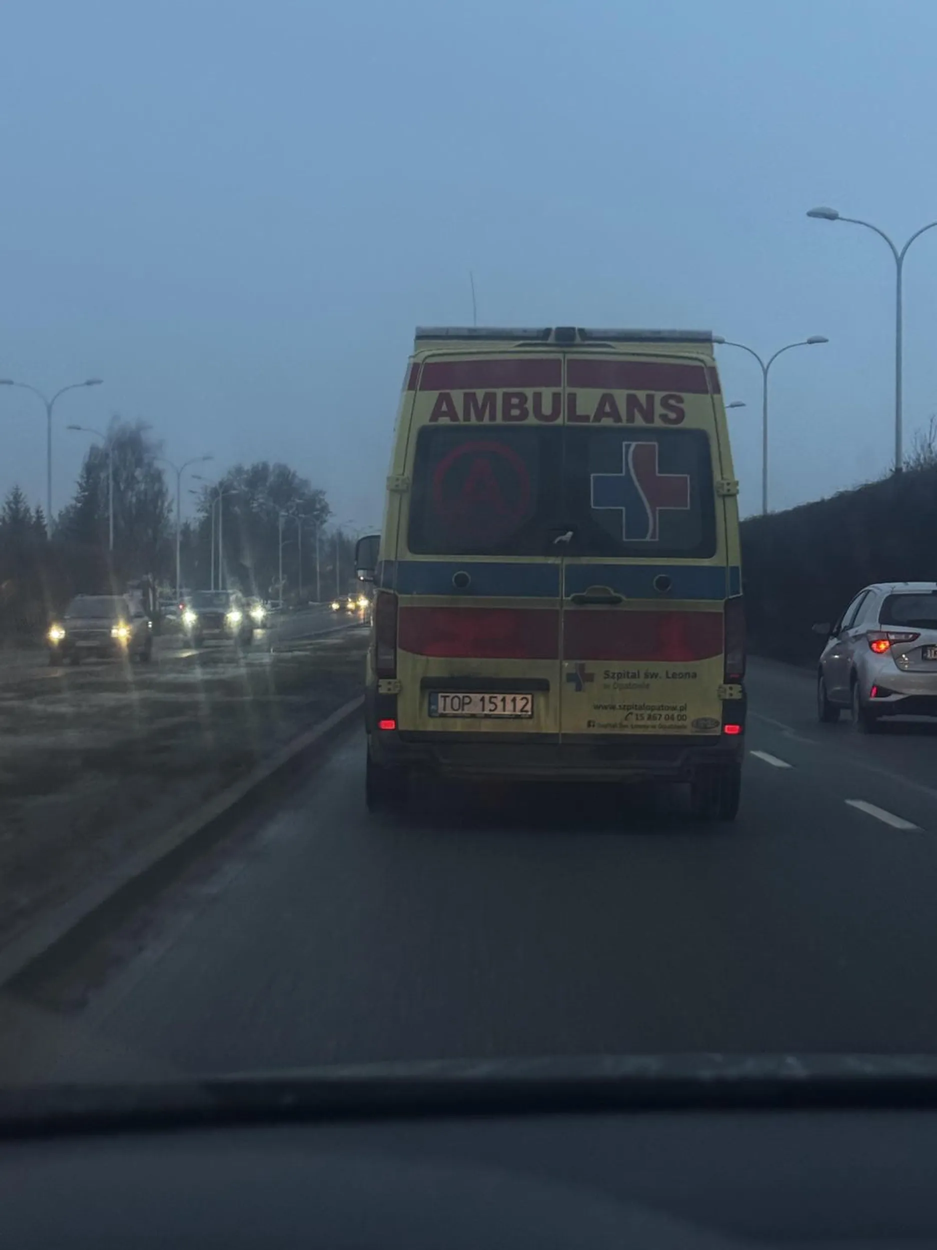 Wyjątkowo Szybka Karetka, która bez sygnałów w stronę Czerwonej Góry jechała średnio 140km/h, poganiała długimi wszystkich kierowców i nie miała włączonych sygnałów. Skrajnie nieodpowiedzialne zachowanie
