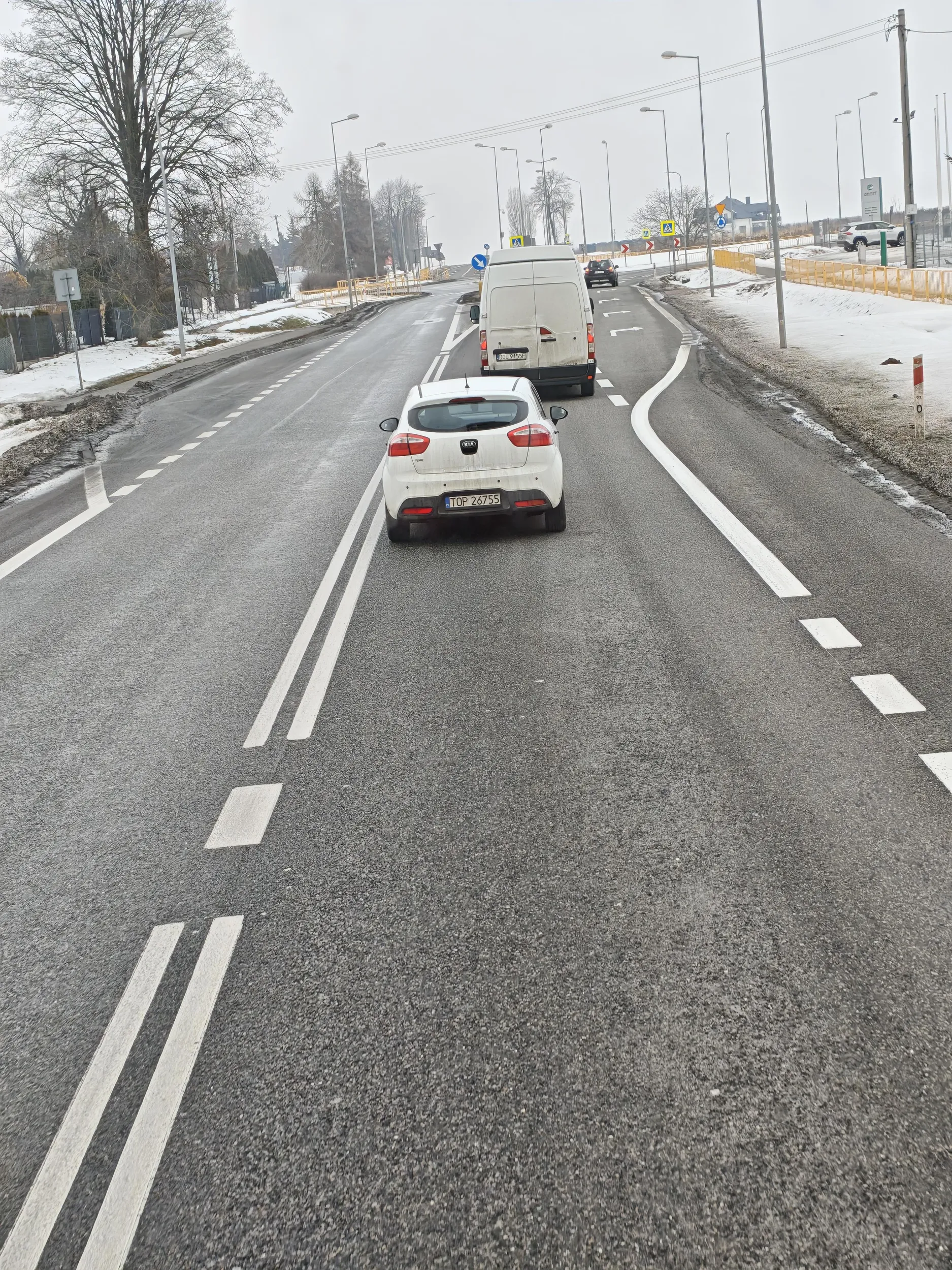 Chlopu wydaje sie ze jedzie pojazdem uprzywilejowanym , oddaj prawo jazdy bo komus krzywde zrobisz...