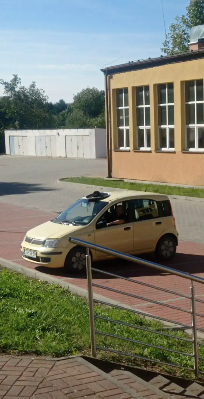 Jakiś deb** jeździ z sombrero na dachu