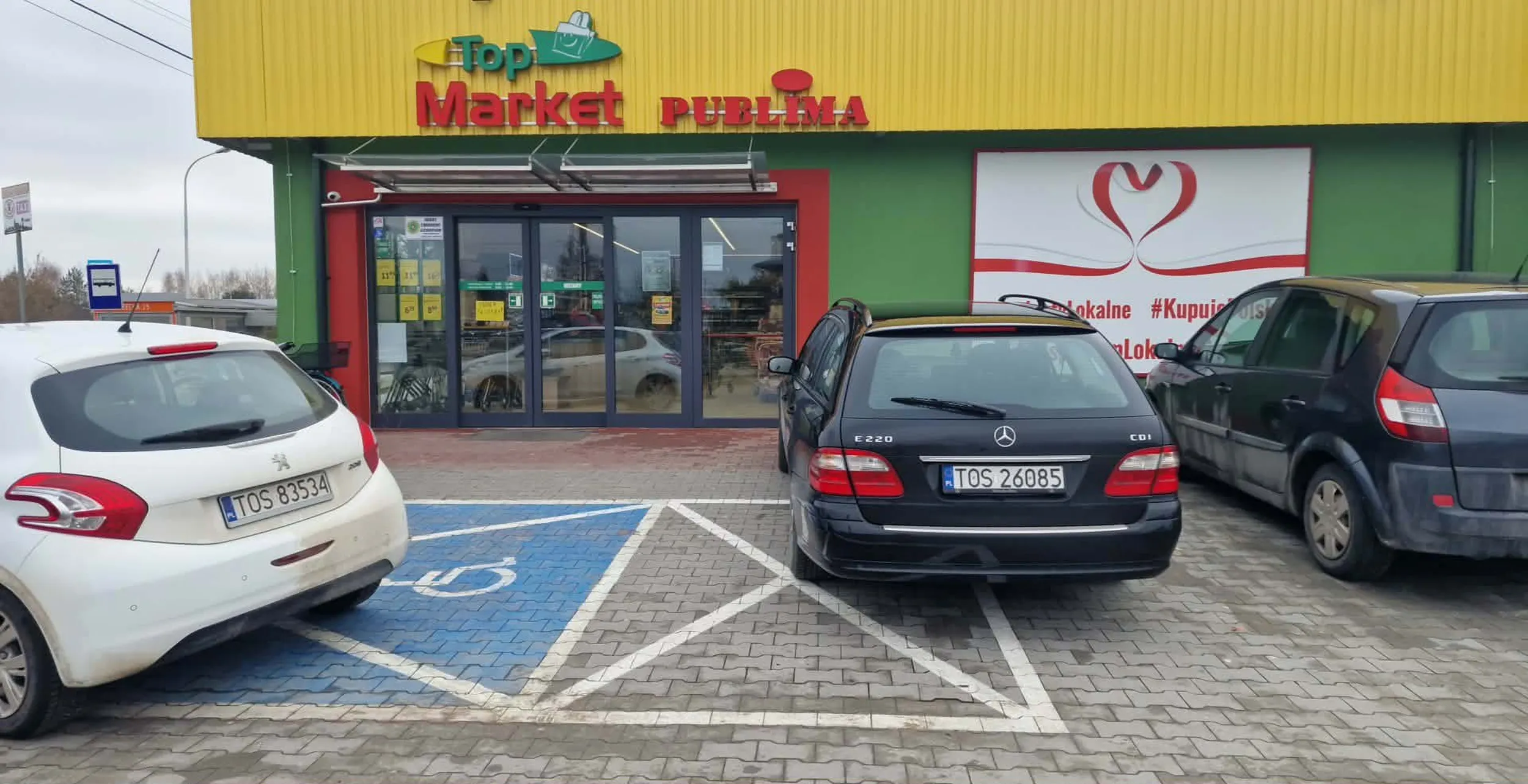 Kierujący najchętniej wjechałby do samego sklepu