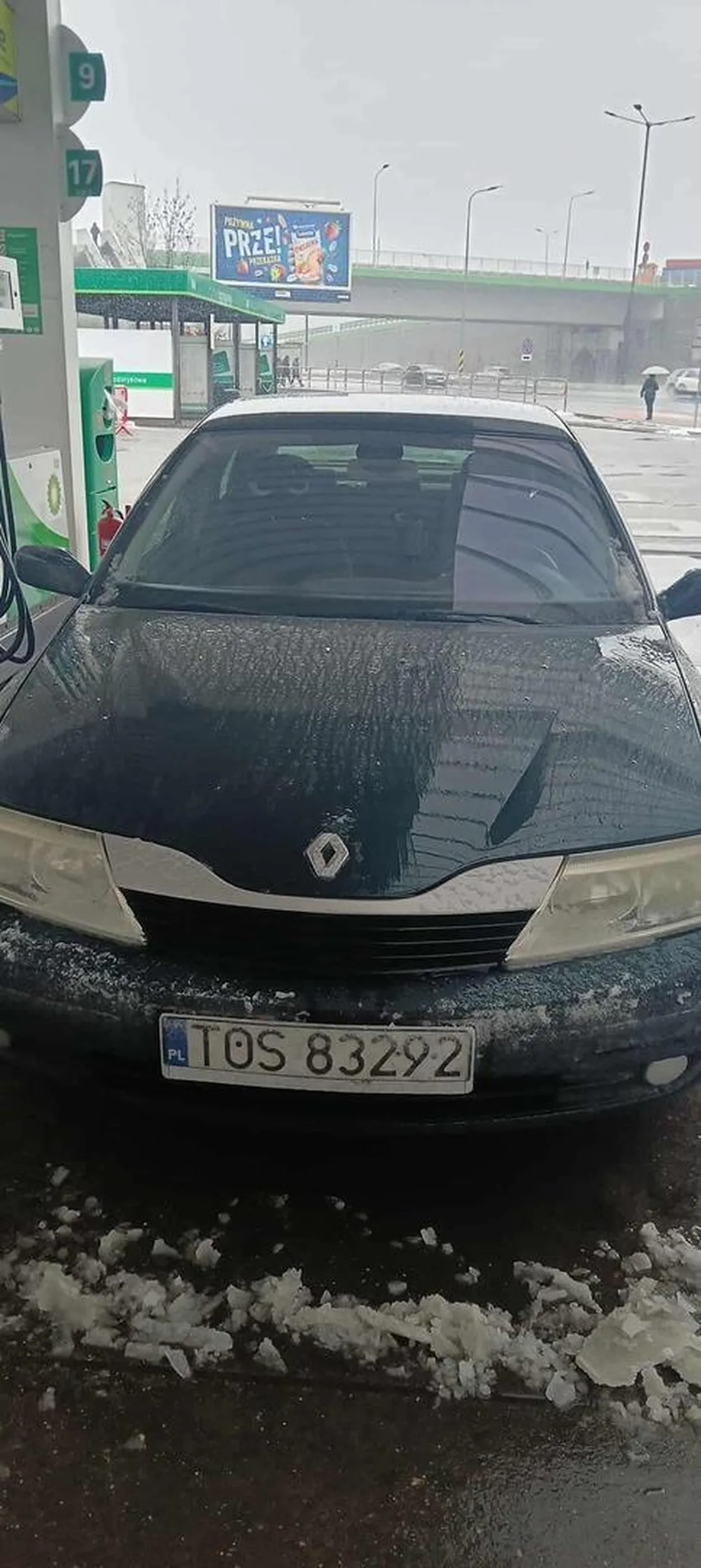 Kierowca nie potrafi parkować, hamuje innych jeżdżąc bardzo wolno, kilka razy prawie potrącił pieszego, według mnie powinien siedzieć za te potrącenia.