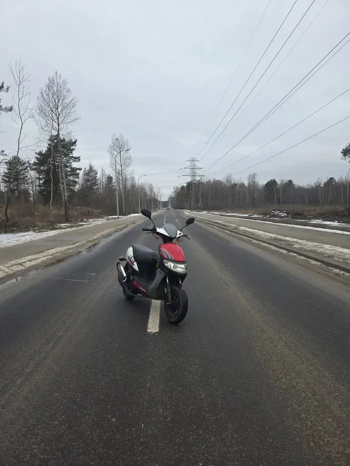 Dewastuje lasy i chodniki, jeździ po ścieżkach rowerowych, paraliżuje miasto a najlepsze jest to że nie wiadomo kto to jest. Policja nawet go nie ściga bo nie mają z nim szans