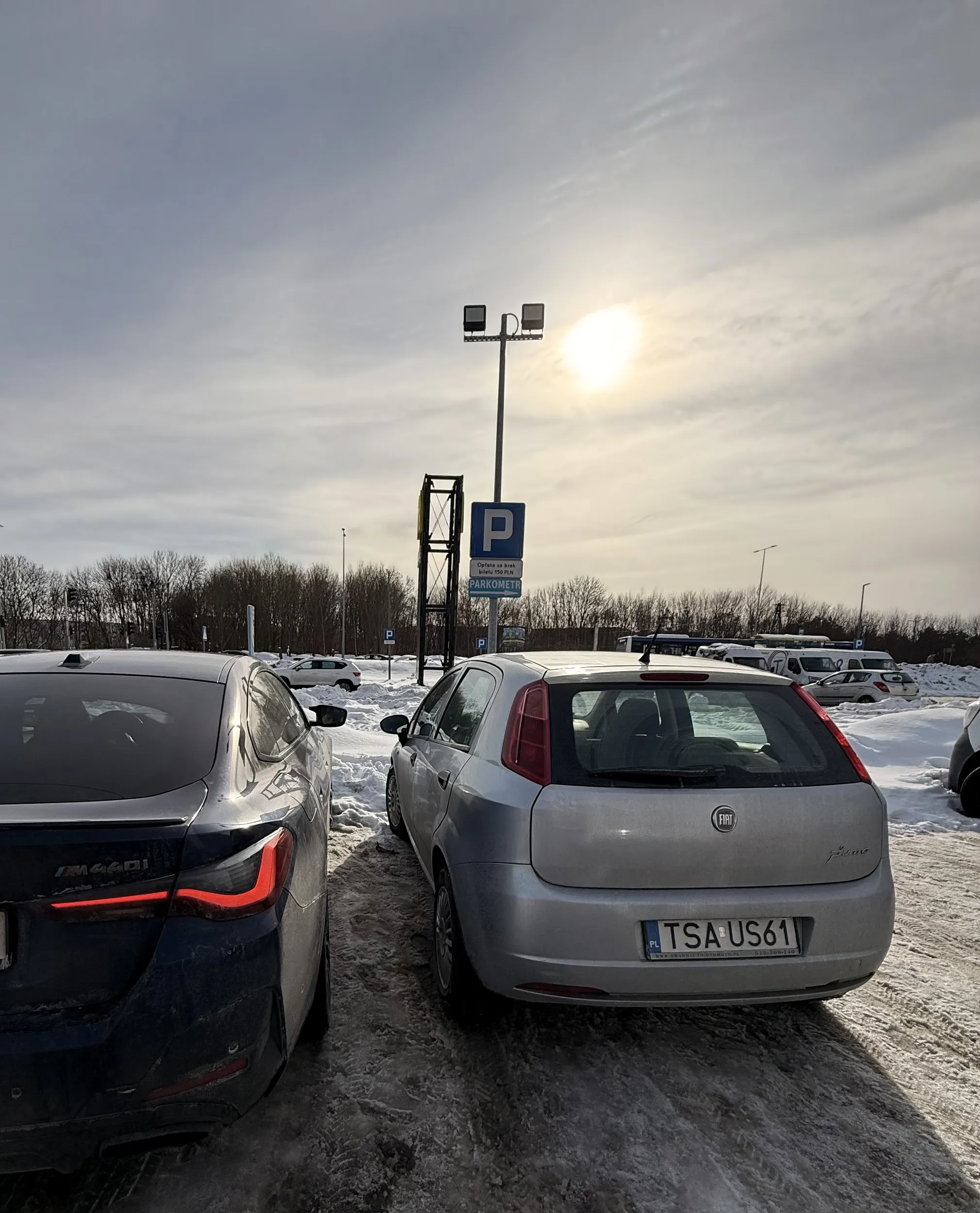 Ja serio chciałbym poznać proces myślowy operatora. Pod galerią specjalnie parkuję tak, żeby naokoło było wygodnie dużo miejsca. Punciak doparkował tak, że sprawdzałem wchodząc bokiem, ile zostawił miejsca. Co masz w głowie wedrowcze?