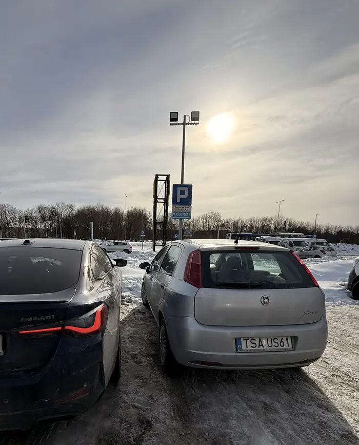 Ja serio chciałbym poznać proces myślowy operatora. Pod galerią specjalnie parkuję tak, żeby naokoło było wygodnie dużo miejsca. Punciak doparkował tak, że sprawdzałem wchodząc bokiem, ile zostawił miejsca. Co masz w głowie wedrowcze?