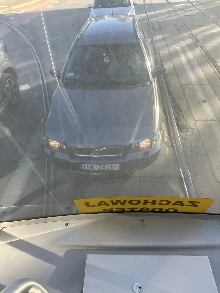 Wpierdala się pod tramwaj