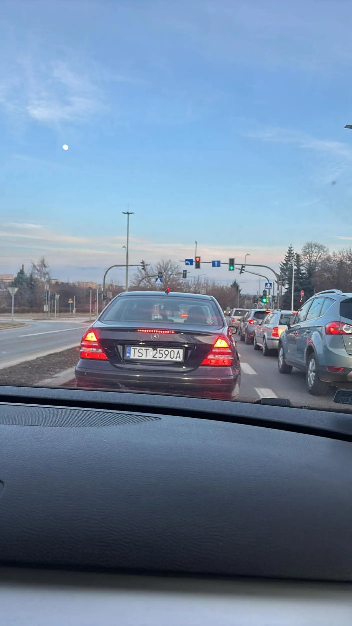 jeździ jak pijany środkiem drogi wozi po 6 osób w aucie puszcza za głośno muzykę i wymusza pierwszeństwo