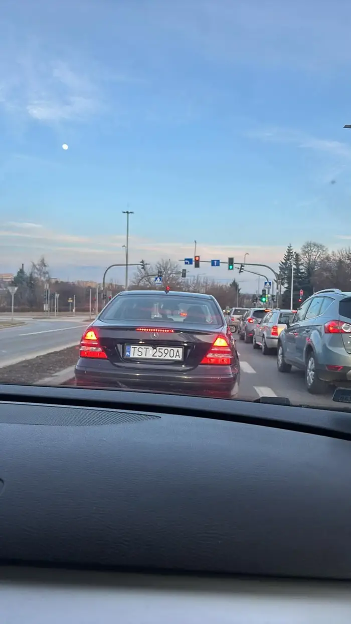 jeździ jak pijany środkiem drogi wozi po 6 osób w aucie puszcza za głośno muzykę i wymusza pierwszeństwo